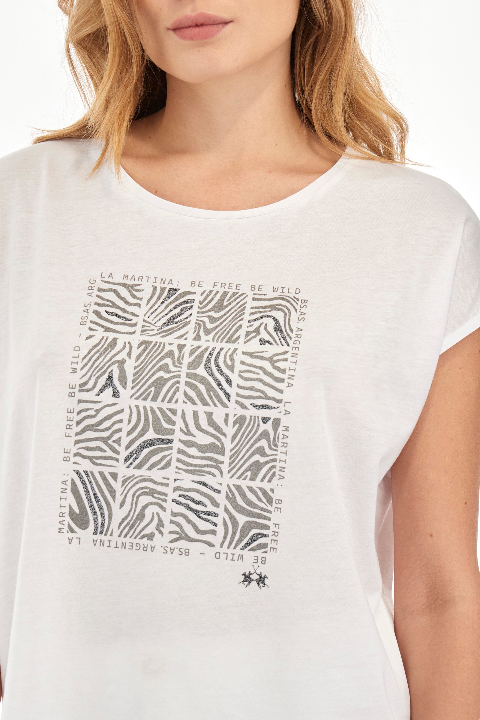 Single-colour short-sleeved T-shirt with a crew neck for women, made of 100% cotton. On the front there is a geometric print with an animal print and some lettering. A small logo is printed on the front. The fit is regular. The model wears a size 2. - Optic White