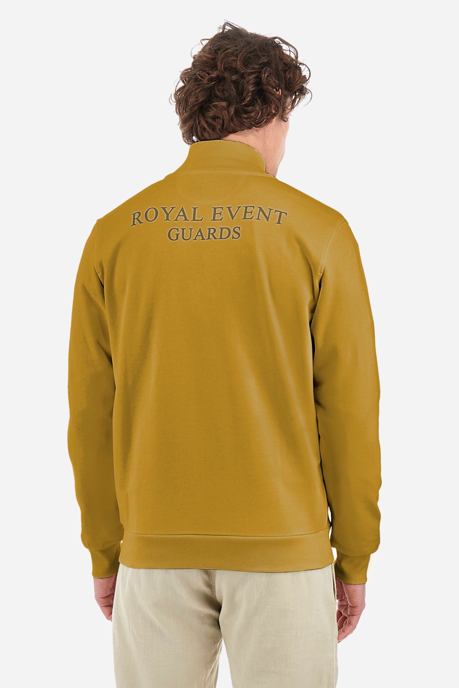 Men’s solid color long sleeve sweatshirt with full zip closure. Made of 100% cotton. High neck with drawstring, ribbed hem and cuffs. Double front pocket with button closure. Writing and large symbol on the chest identify the capsule collection. The fit is regular. The model wears a size L. - Arrowwood