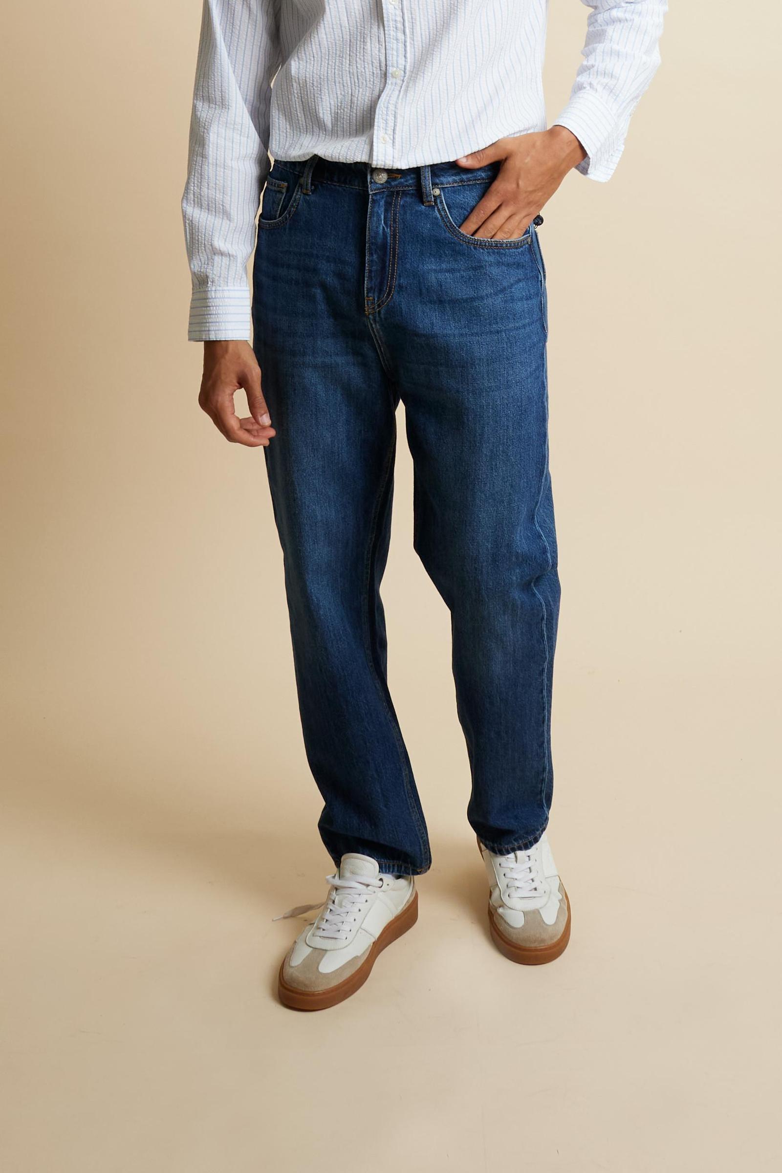 Men’s jeans in medium wash denim contemporary fit in cotton – Connell