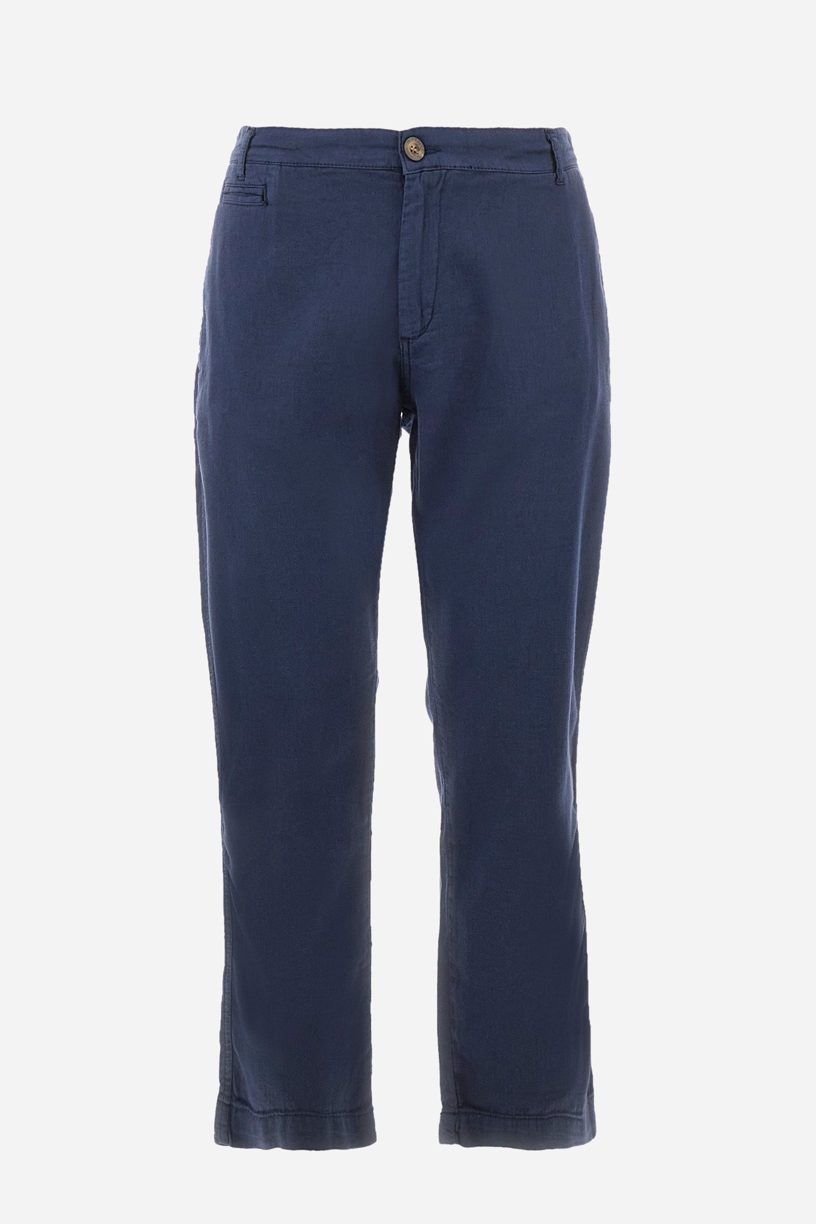 Men's single-colour chinos in cotton and linen. With belt loops, zip and button fastening. There are two open welt front pockets and two back pockets with a classic button fastening. There is a logo with a patch sewn onto the reverse. The fit is regular. The model wears a size 33. - Navy