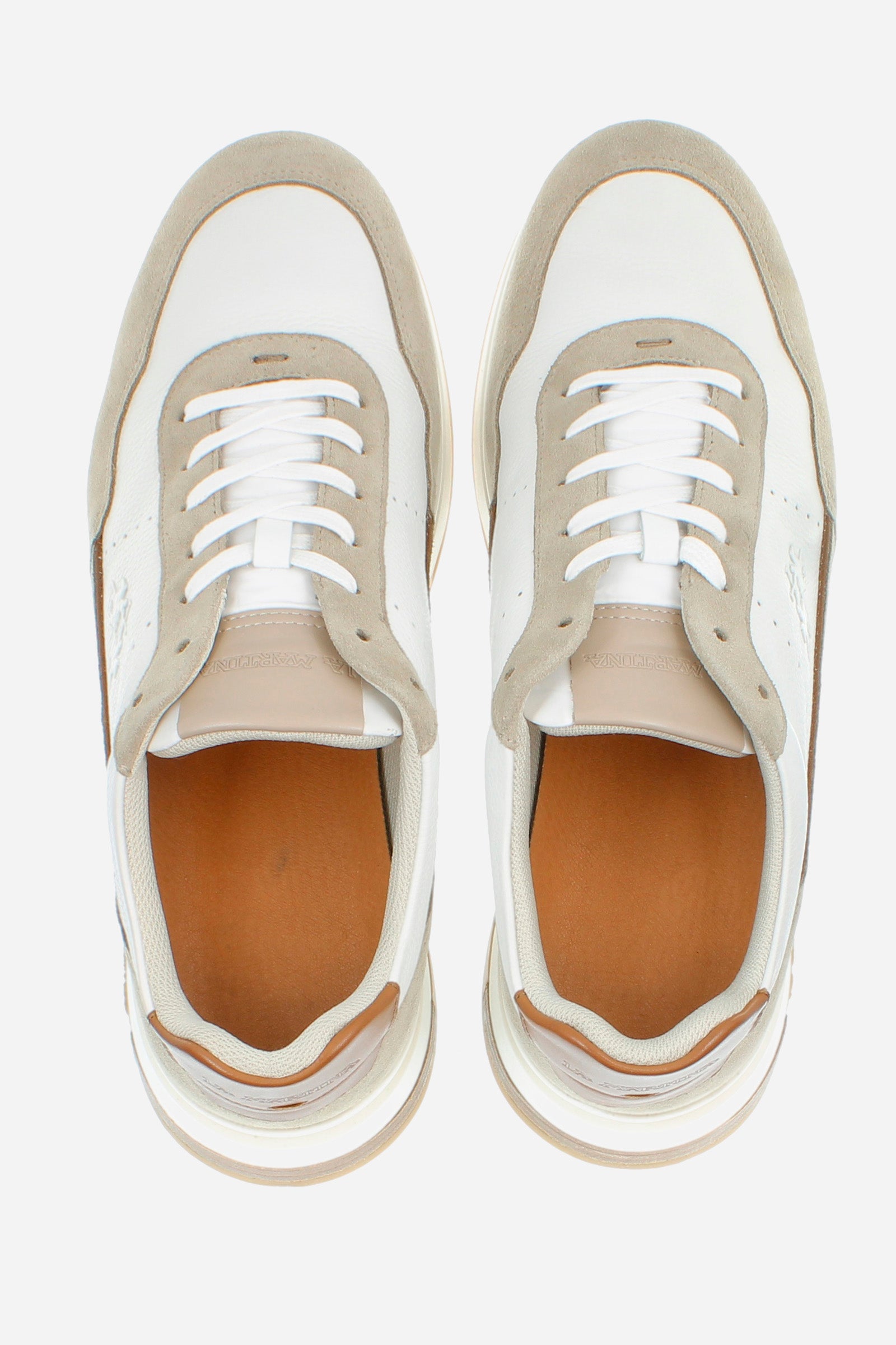 Model made from a mix of natural tumbled leather and suede, featuring contrasting inserts that enhance the design. The leather trim under the logo on the side adds a distinctive touch, while the high-frequency La Martina logo decorates the side. The tumbled leather further embellishes the shoe, and the La Martina writing is embossed on the tongue. The custom footbed ensures a comfortable, tailored fit. - BEIGE/WHITE
