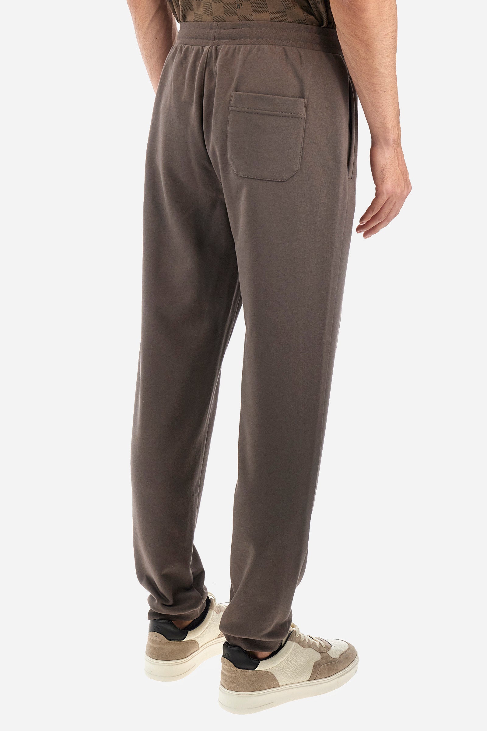 Men's single-colour jogging bottoms in a cotton sweat fabric from the Polo Academy line. With a drawstring waist and double front pocket. Another pocket is present on the back. The logo is present on a patch applied under one of the front pockets. The fit is regular. The model wears a size L. - Bungee Cord