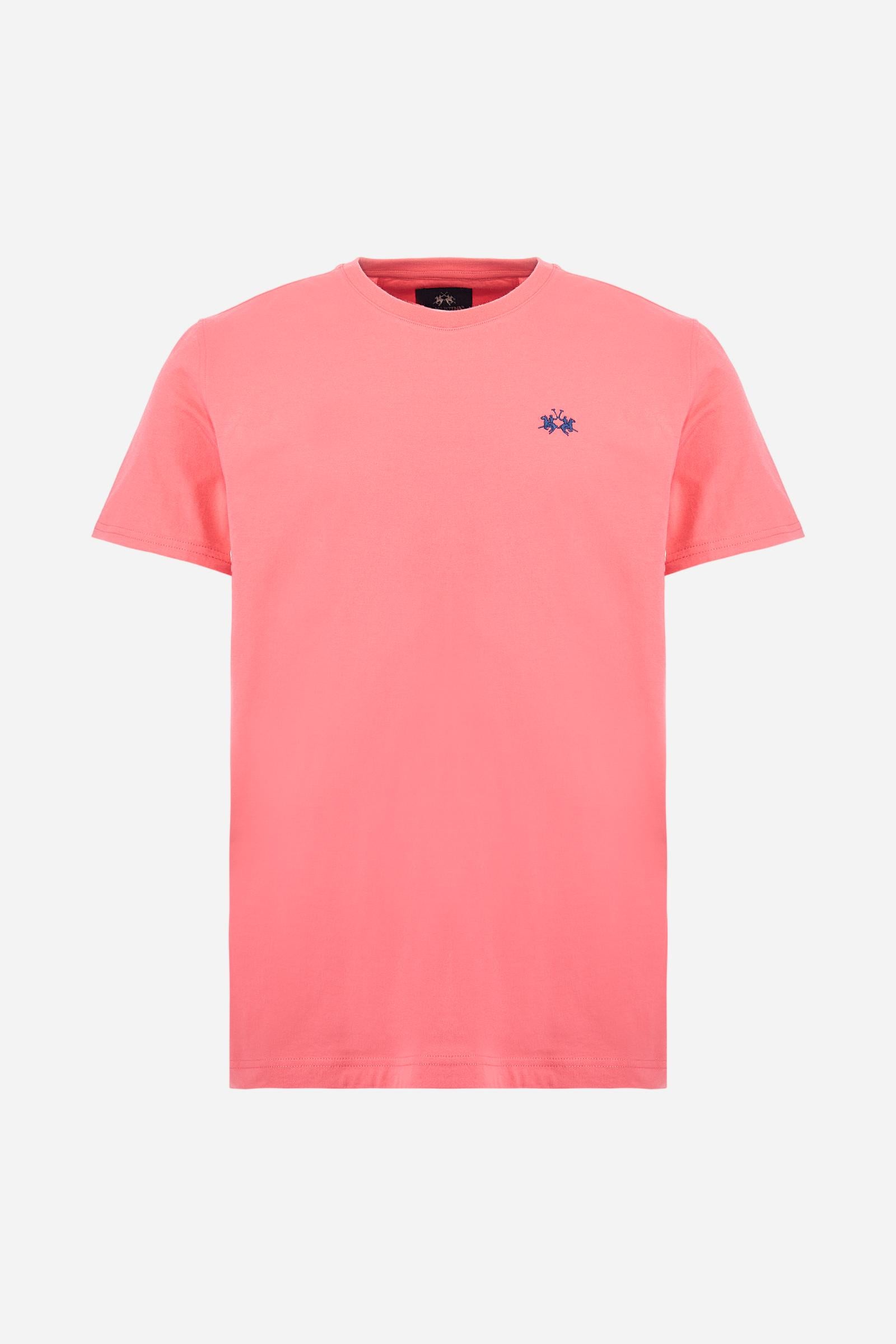 Men's short-sleeved crew-neck T-shirt in solid colour with embroidered logo in contrasting colour on the chest. Made of 100% cotton with a regular fit. It is perfect paired with Bermuda shorts or trousers for a casual and trendy look. Suitable for leisure time. The model is 187 cm tall and wears a size L. - Honey Suckle