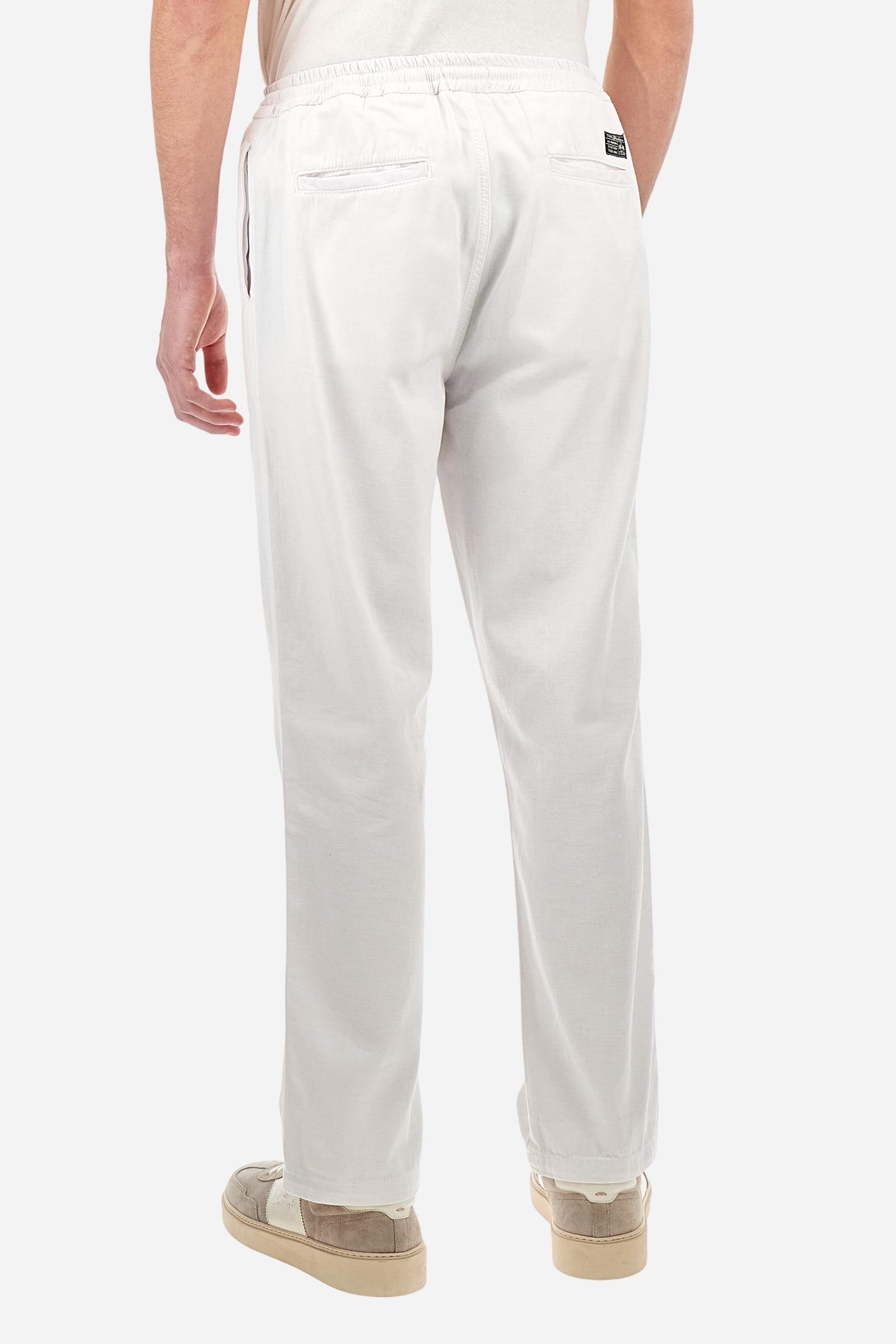Men's plain straight-cut trousers, made of linen and cotton canvas. Featuring a waist belt at the back and on the sides with elasticated external drawstring for adjustment. The front opening also has a faux horn button on the belt and a zip. Double welt pocket inserted into the sides. There are two additional welt pockets on the back. The logo is featured on the woven label sewn above the right back pocket. Regular fit. The model is wearing a size L. - Optic White