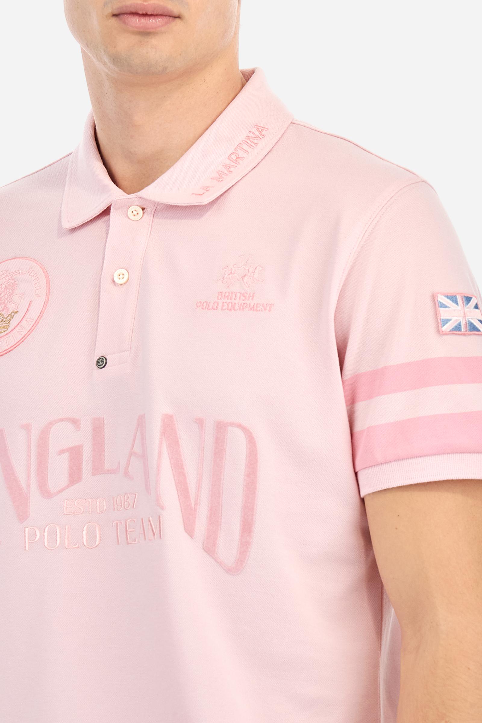Short-sleeved, single-colour men's polo shirt made of stretch cotton piqué. Fastens with two buttons. Sleeve details in fabric with colour-contrasting irregular band pattern. Ribbed collar with brand name embroidery in contrasting colour. The front graphics are embroidered, the large central lettering is a flocked transfer, while the flag on the sleeve is an applied patch. The logo is embroidered on the chest, left side. The fit is regular. The model is wearing a size L. - Parfait Pink