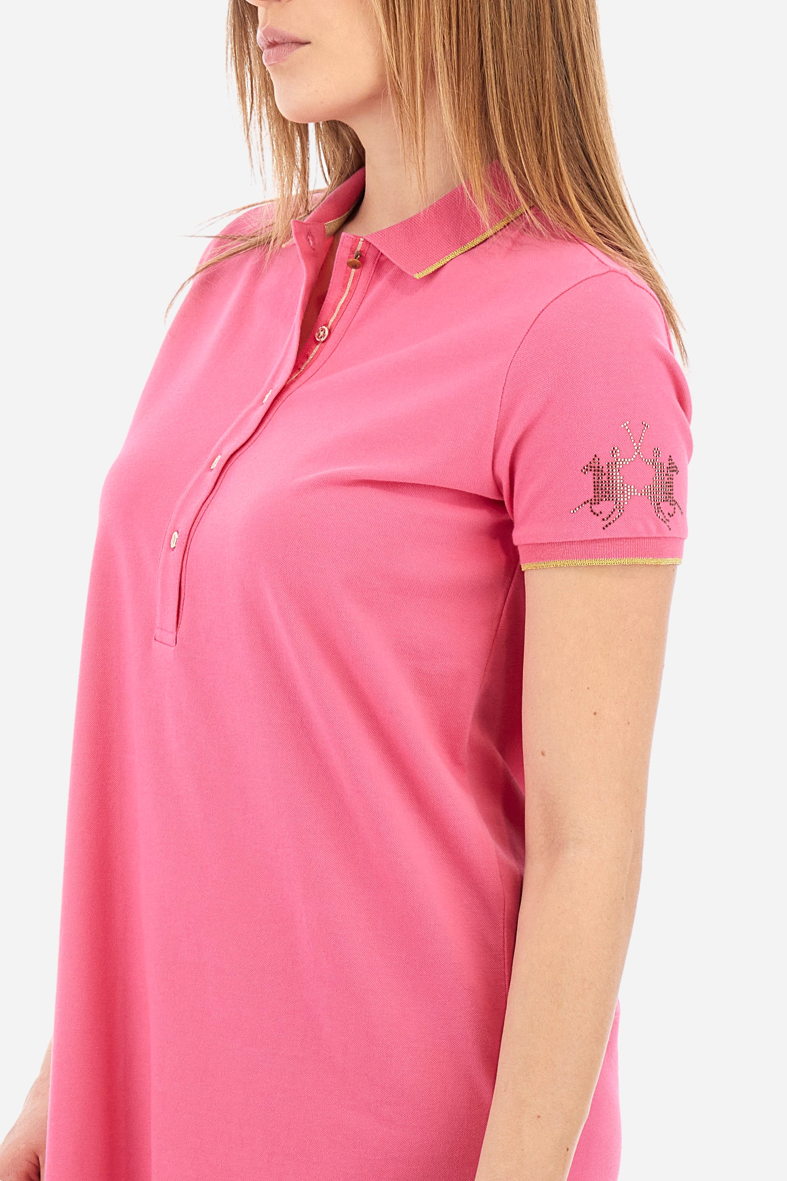 Single-colour short-sleeved dress made of elasticated cotton. Soft, straight cut silhouette, above-the-knee length. With a profiled and ribbed collar and armholes. Collar with contrasting rhinestone writing. With button fastening. The "La Martina" lettering can be found under the collar. A rhinestone logo is applied on one of the sleeves. The fit is regular. The model wears a size 2. - Hot Pink