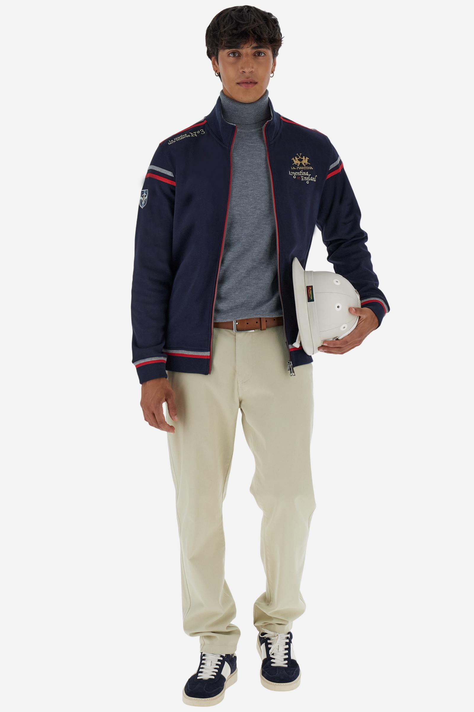 Men's long-sleeved, full-zip solid colour sweatshirt. Made of soft cotton-blend fleece. Features a convenient front opening with eye-catching contrasting colour details. The two-tone coloured band patterns are inspiredby the theme of the Argentina VS England teams. The small logo on chest adds a subtle touch of brand identity. The regular fit ensures a comfortable and relaxed silhouette. The model is wearing a size L. - Navy