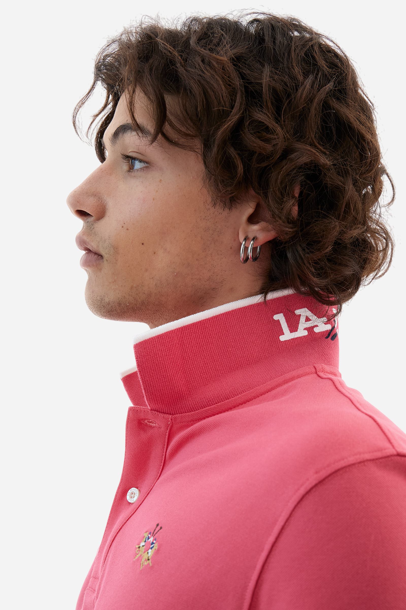 Short-sleeved, single-colour men's polo shirt made of stretch cotton piqué. Fastens with two buttons. The collar and cuffs are ribbed, and there is a colour-contrasting trim at the bottom of the collar. Inside the collar there is a grosgrain ribbon of a different shade. The logo is embroidered on the chest in a contrasting colour. The fit is slim. The model is wearing a size L. - Honey Suckle