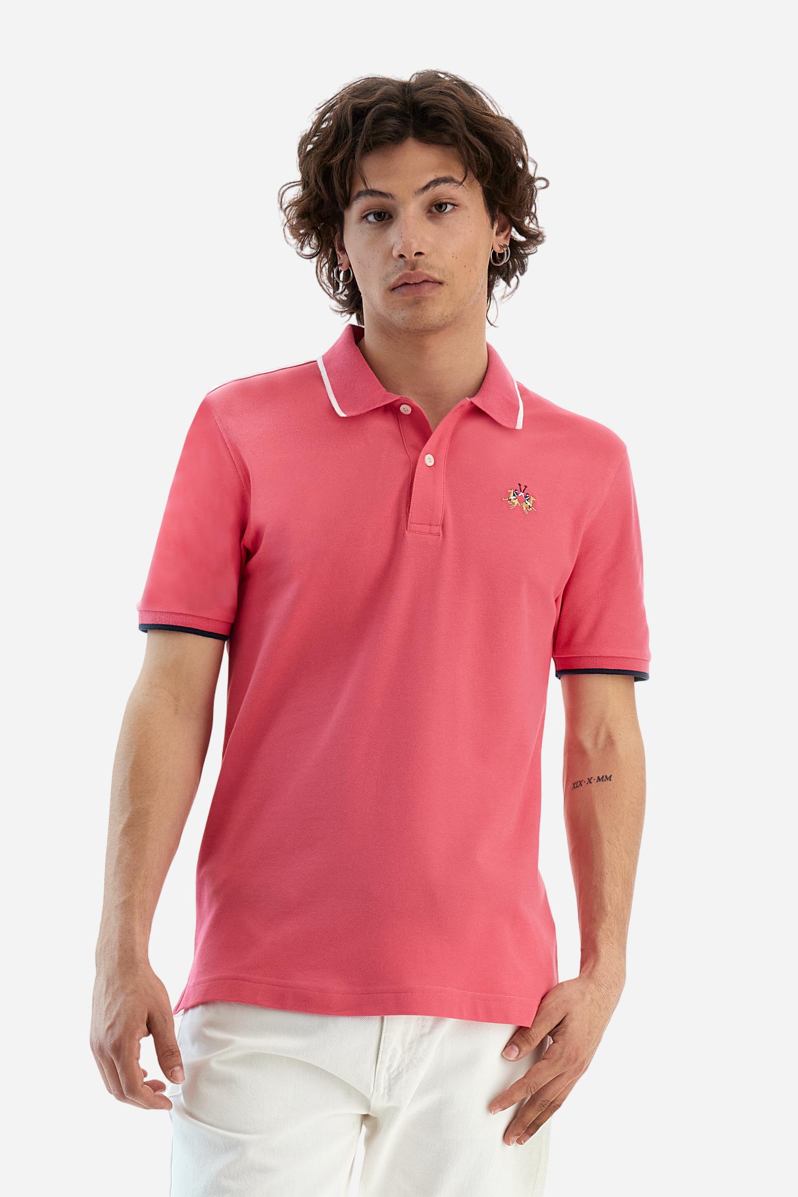 Short-sleeved, single-colour men's polo shirt made of stretch cotton piqué. Fastens with two buttons. The collar and cuffs are ribbed, and there is a colour-contrasting trim at the bottom of the collar. Inside the collar there is a grosgrain ribbon of a different shade. The logo is embroidered on the chest in a contrasting colour. The fit is slim. The model is wearing a size L. - Honey Suckle