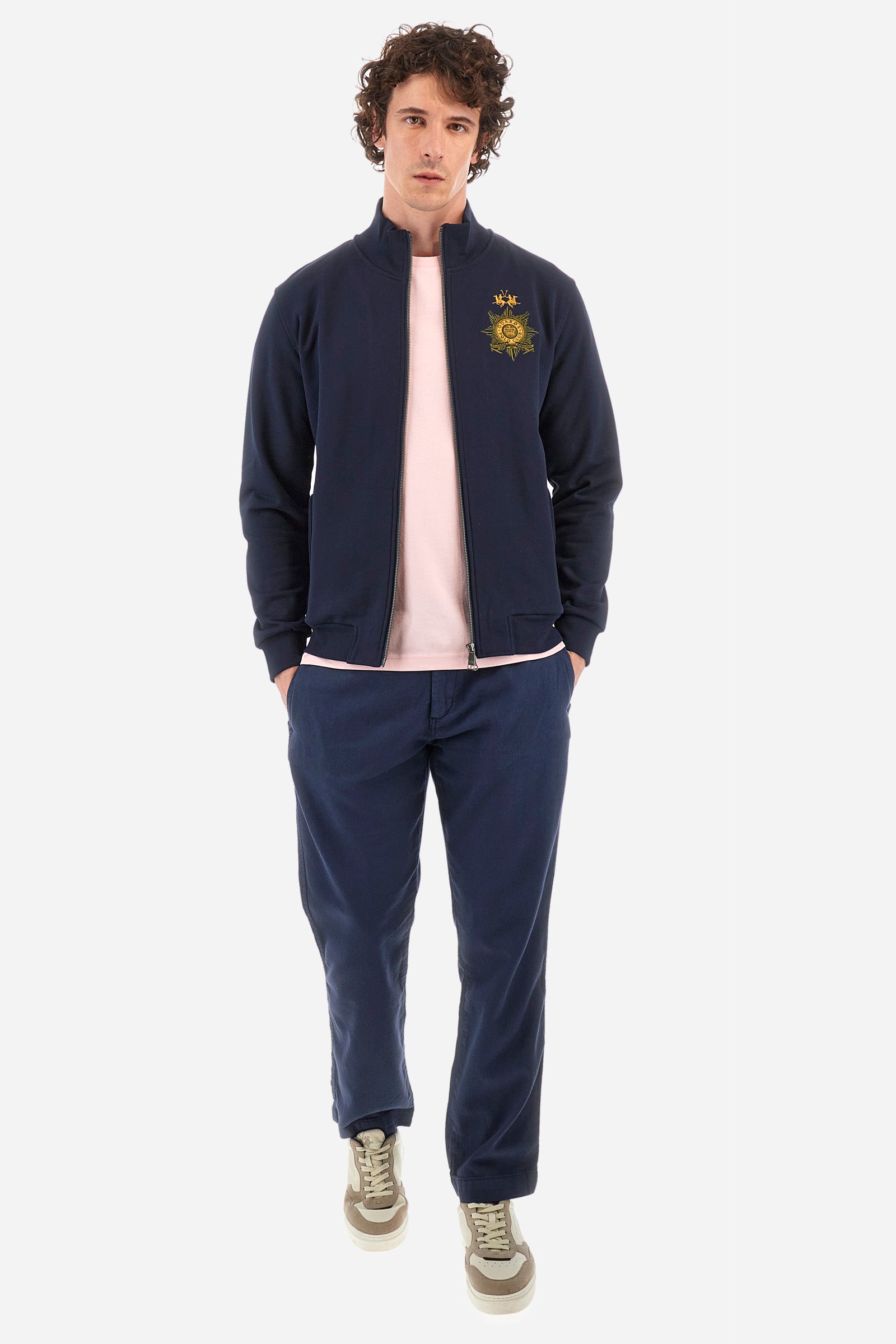 Men's single-colour chinos in cotton and linen. With belt loops, zip and button fastening. There are two open welt front pockets and two back pockets with a classic button fastening. There is a logo with a patch sewn onto the reverse. The fit is regular. The model wears a size 33. - Navy