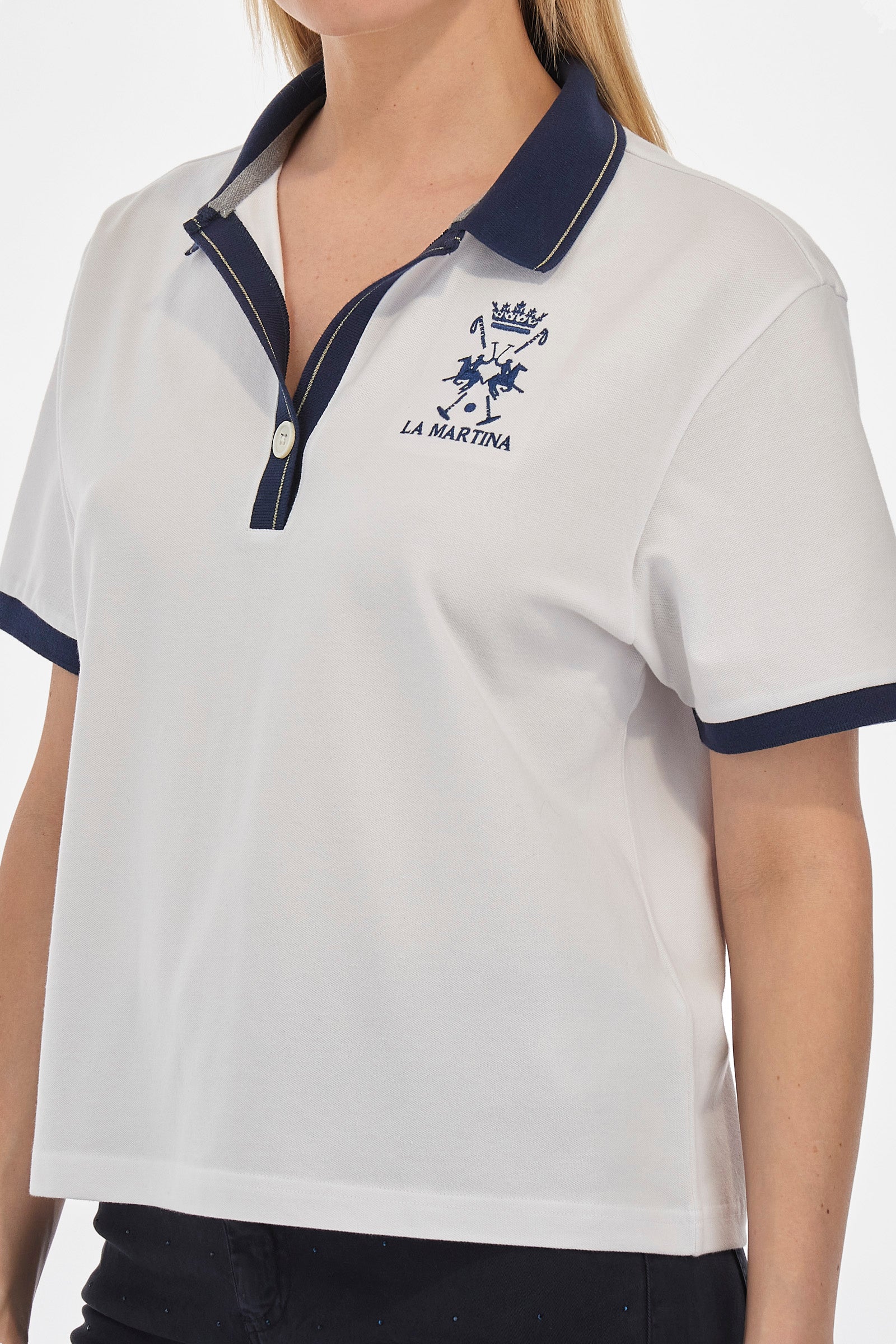 Women’s polo with short sleeves in solid color with contrasting details of the Academy Polo line. Made of stretch cotton. V-neck and armhole hem in contrasting shades. Single button closure. Ribbed neckline, collar and armhole. On the back is sewn the name and logo of the brand. On the back there is a metal plate with the logo applied on a colored strip. The fit is regular. The model wears a size 2. - Optic White