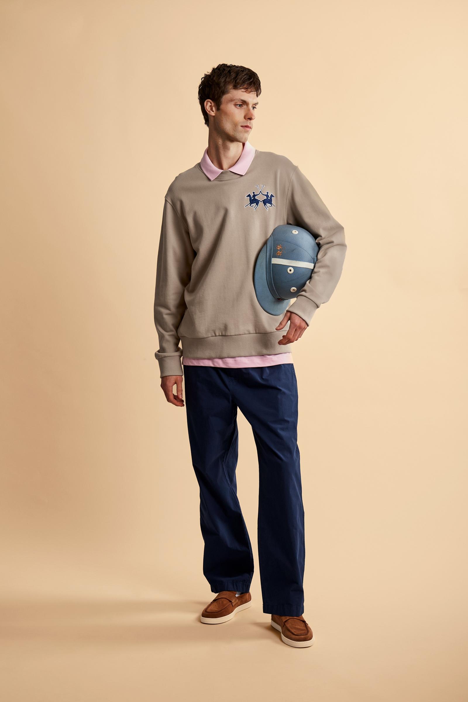 Men's crew-neck sweatshirt with long sleeves made from 100% cotton diagonal fleece. The model features ribbed collar, cuffs and hem in matching tone. The regular fit is enhanced by a modern cut with slightly structured shoulders. The design is distinguished by the exclusive maxi 3D embroidered brand logo in contrasting color on the chest. The model is wearing size L. - Humus