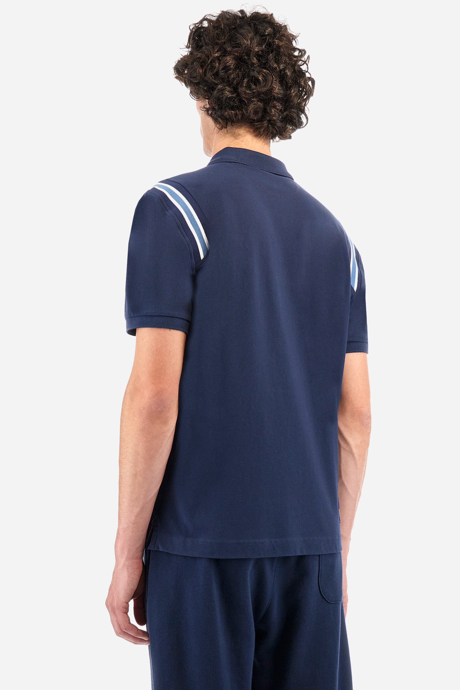 Men's short-sleeved polo shirt in plain stretch cotton. Two-button fastening. The sleeves are finished with contrasting stripes. The logo and lettering associated with the Oxford line are embroidered on the front. Regular fit. The model is wearing a size L. - Navy