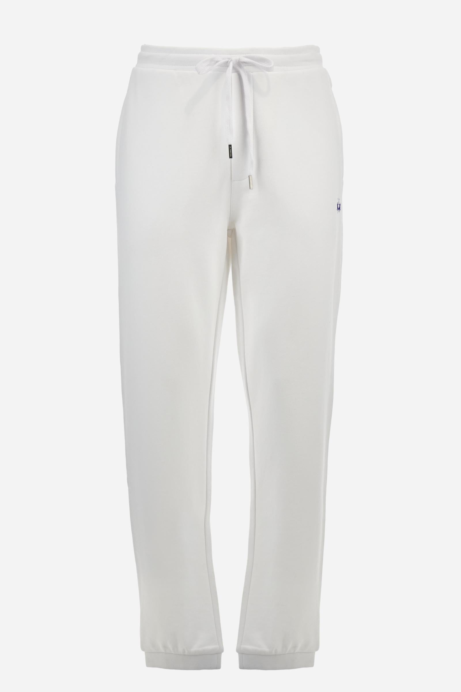 Single-colour men's jogging trousers in a French terry cotton sweat fabric. Removable and adjustable waistband with drawstring. American pockets at the sides. An additional patch pocket is applied on the back. The logo is embroidered in a colour-contrasting thread on the front, left side. The fit is regular. The model is wearing a size L. - Optic White