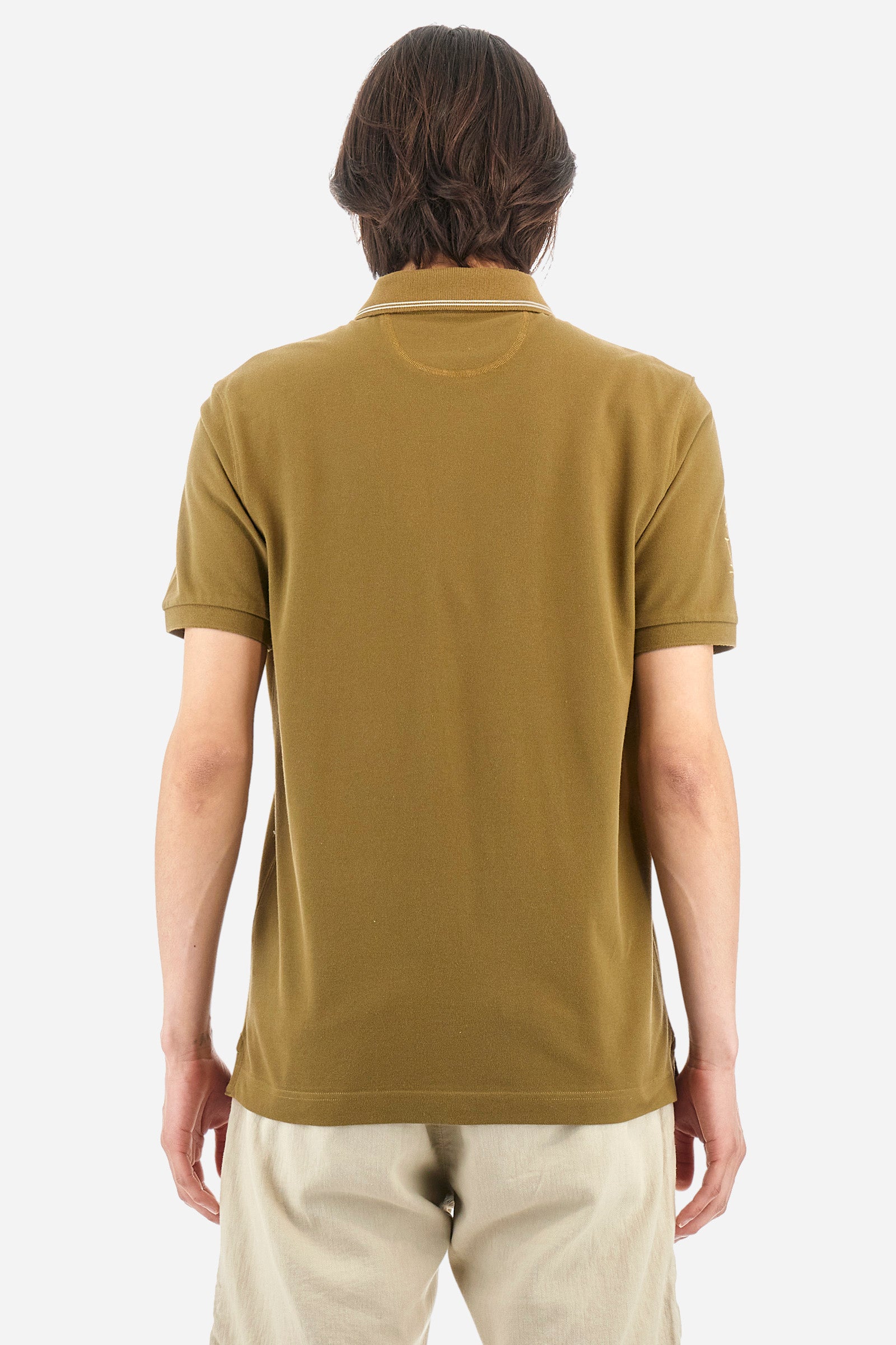 Men's single-colour short-sleeved polo shirt in 100% cotton. Two-button fastening. Collar with two contrasting stripes and ribbed armholes. On the front we find lettering and the symbol representing the Guards line. The brand's initials, the number 55 and the logo are embroidered on one of the sleeves. The fit is regular. The model wears a size L. - Military Olive