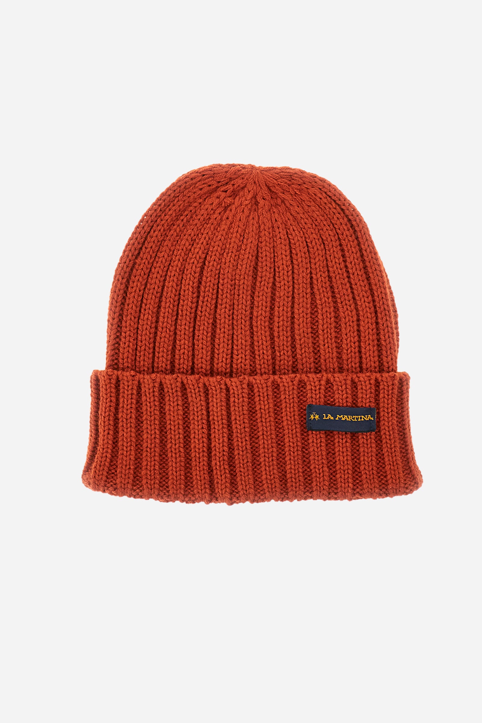 This unisex beanie is made from a high-quality polylana yarn and is available in solid colours for a simple and elegant look. The patch logo on the front gives a touch of originality and uniqueness to the accessory. Perfect for those who want to protect their heads from the cold in a subtle and sophisticated way. - Cinnabar
