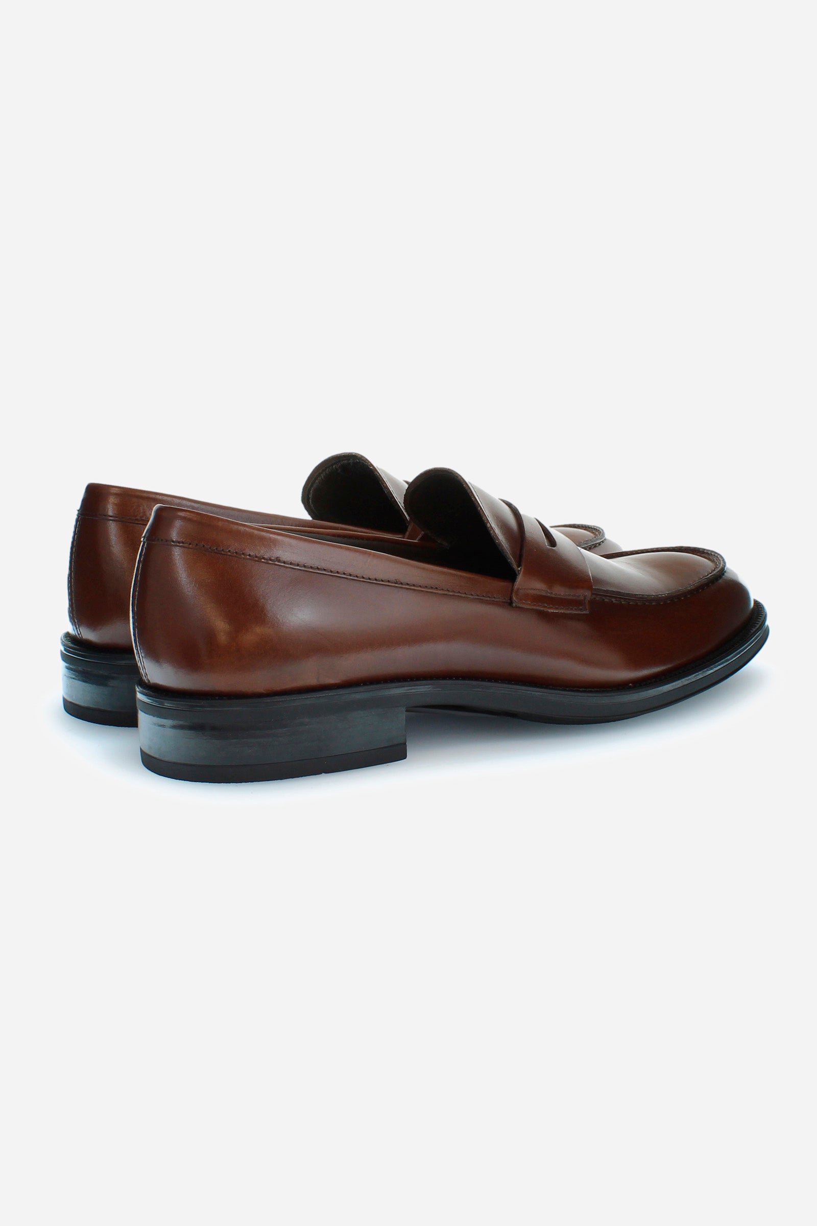 Classic and elegant men's college shoe made of single-coloured calfskin. The sole is made of black natural rubber, and the band on the template is in the same colour as the upper. The logo is printed in gold on the footbed. Perfect for adding a touch of class to a fresh and elegant look. - LEATHER