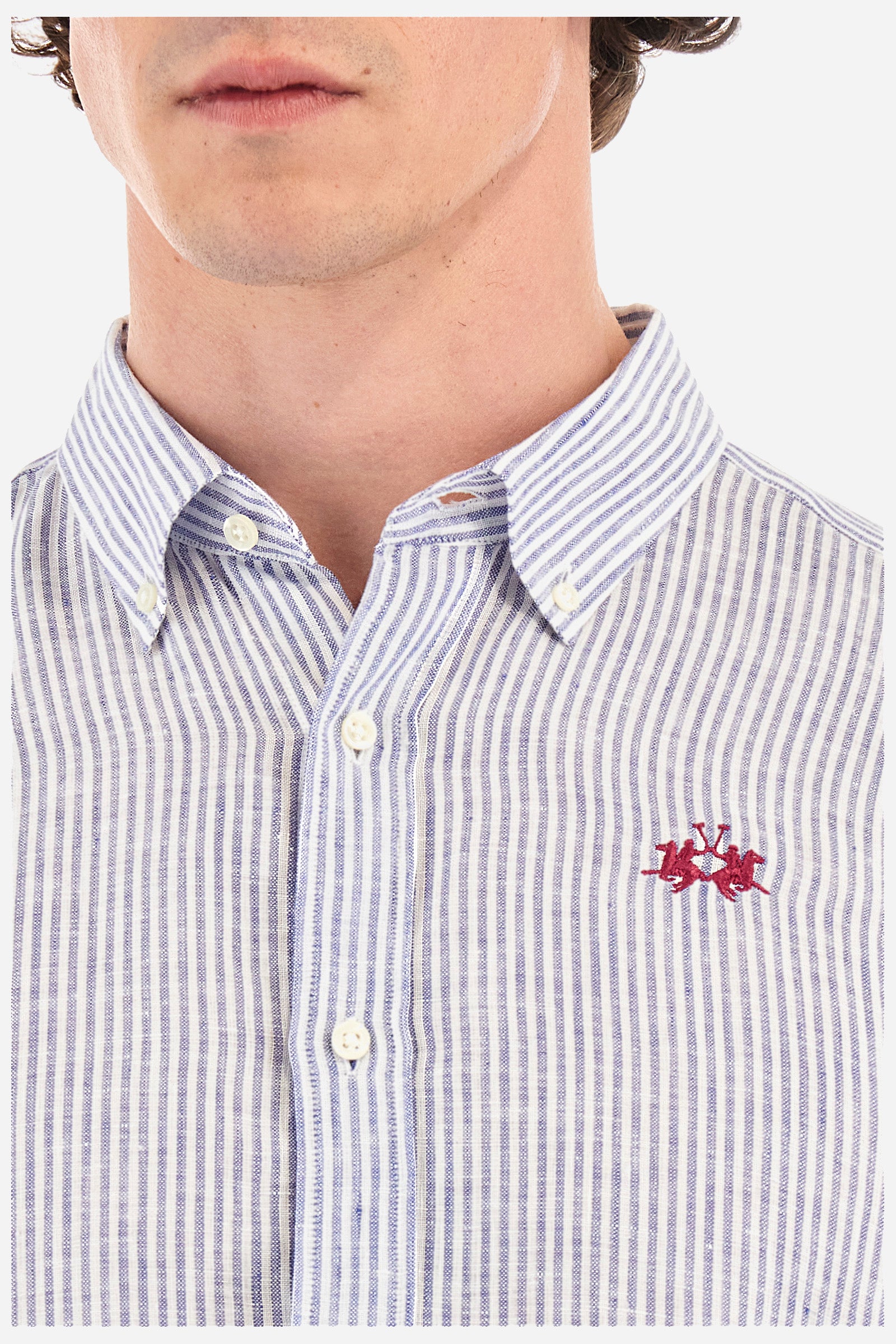 Men's long-sleeved shirt with a striped print, made of 100% linen. Button-down collar. With buttoned cuffs. With a small contrasting logo embroidered on the front. The fit is regular. The model wears a size L. - Optic White/Navy