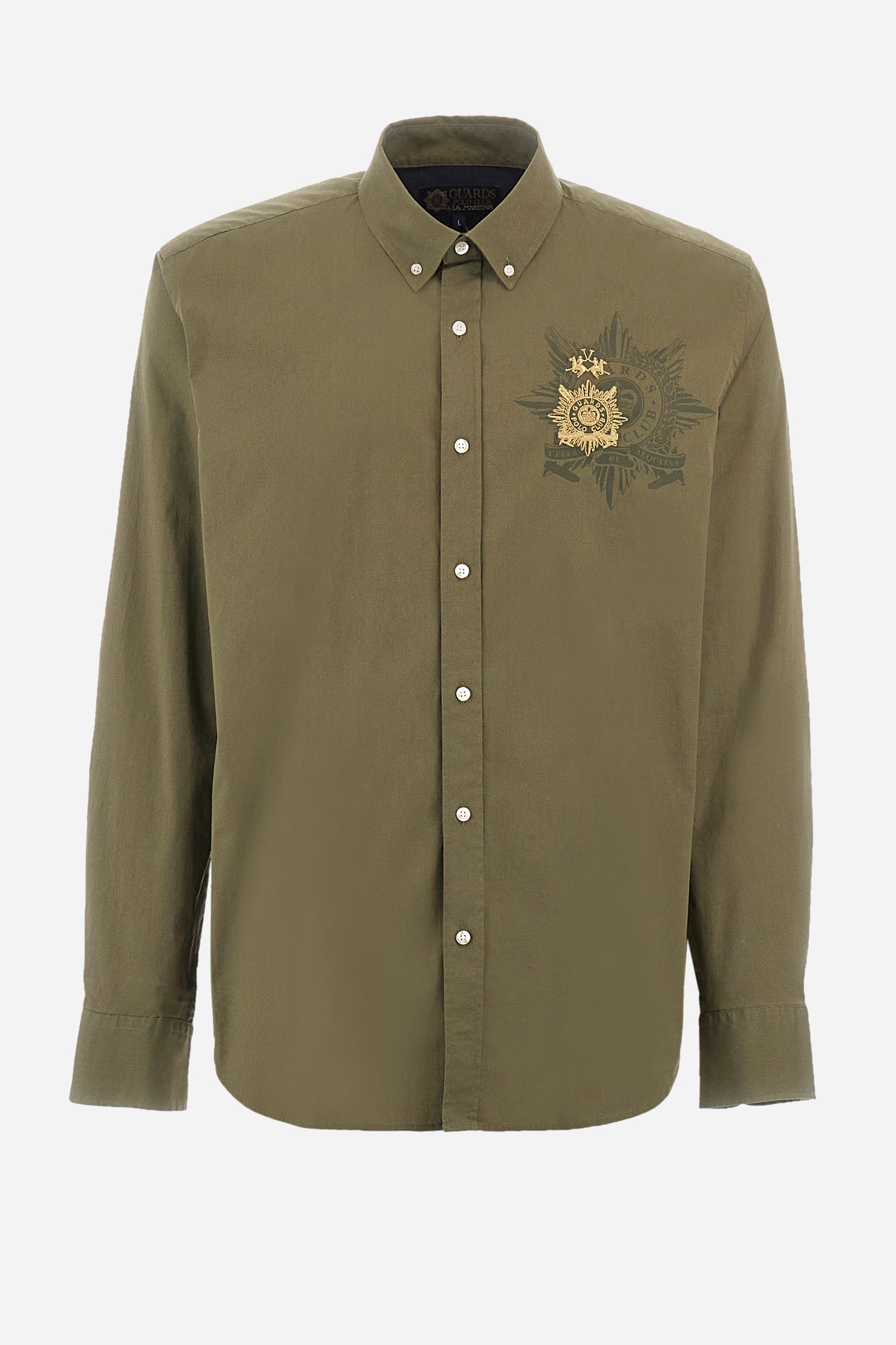Men's single-colour long-sleeved shirt in elasticated cotton. Button-down collar. With buttoned cuffs. A small logo and the Guards line symbol are embroidered on the front. The fit is regular. The model wears a size L. - Military Olive