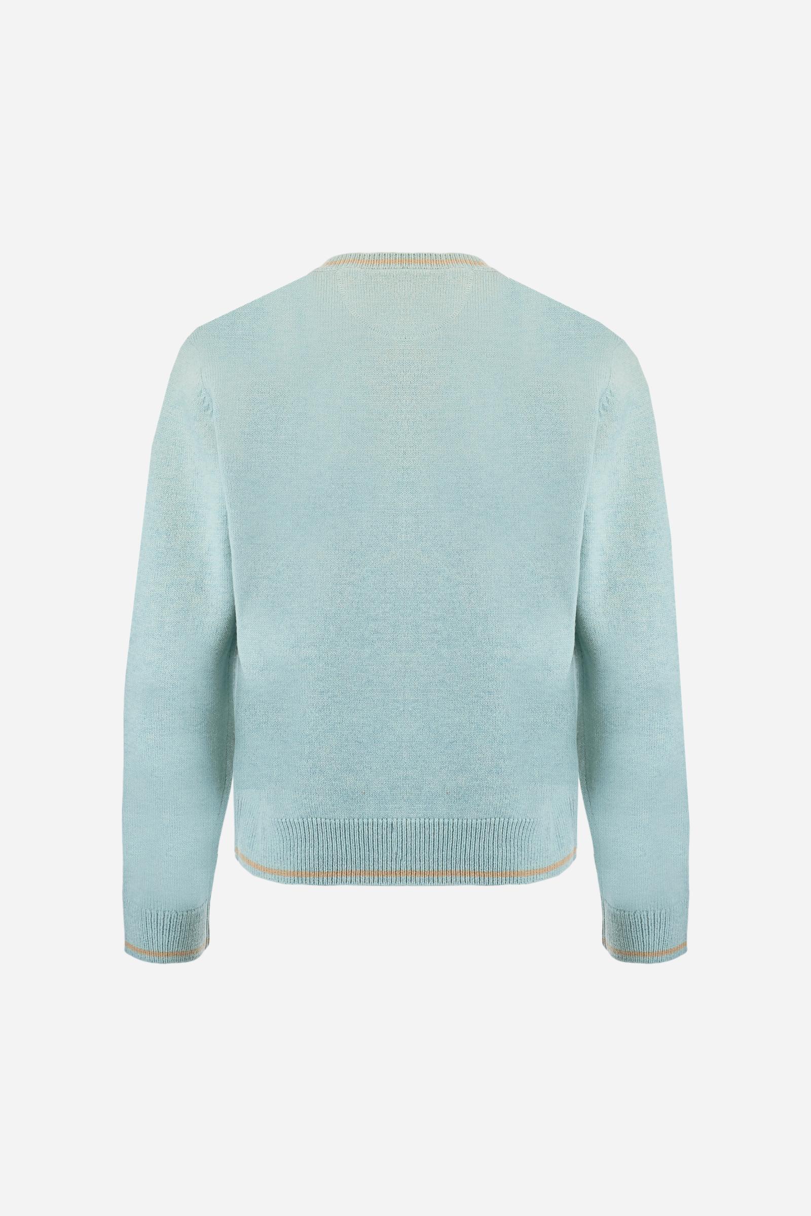 Crew-neck sweater with long sleeves in lambswool blend, soft and durable. Ribbed collar, cuffs, and hem with contrast stripe detail. Patch number and La Martina lettering embroidered in contrast, alongside the large logo placed centrally on the chest. Regular fit for a clean, timeless silhouette. Model wears size L. - Gray Mist