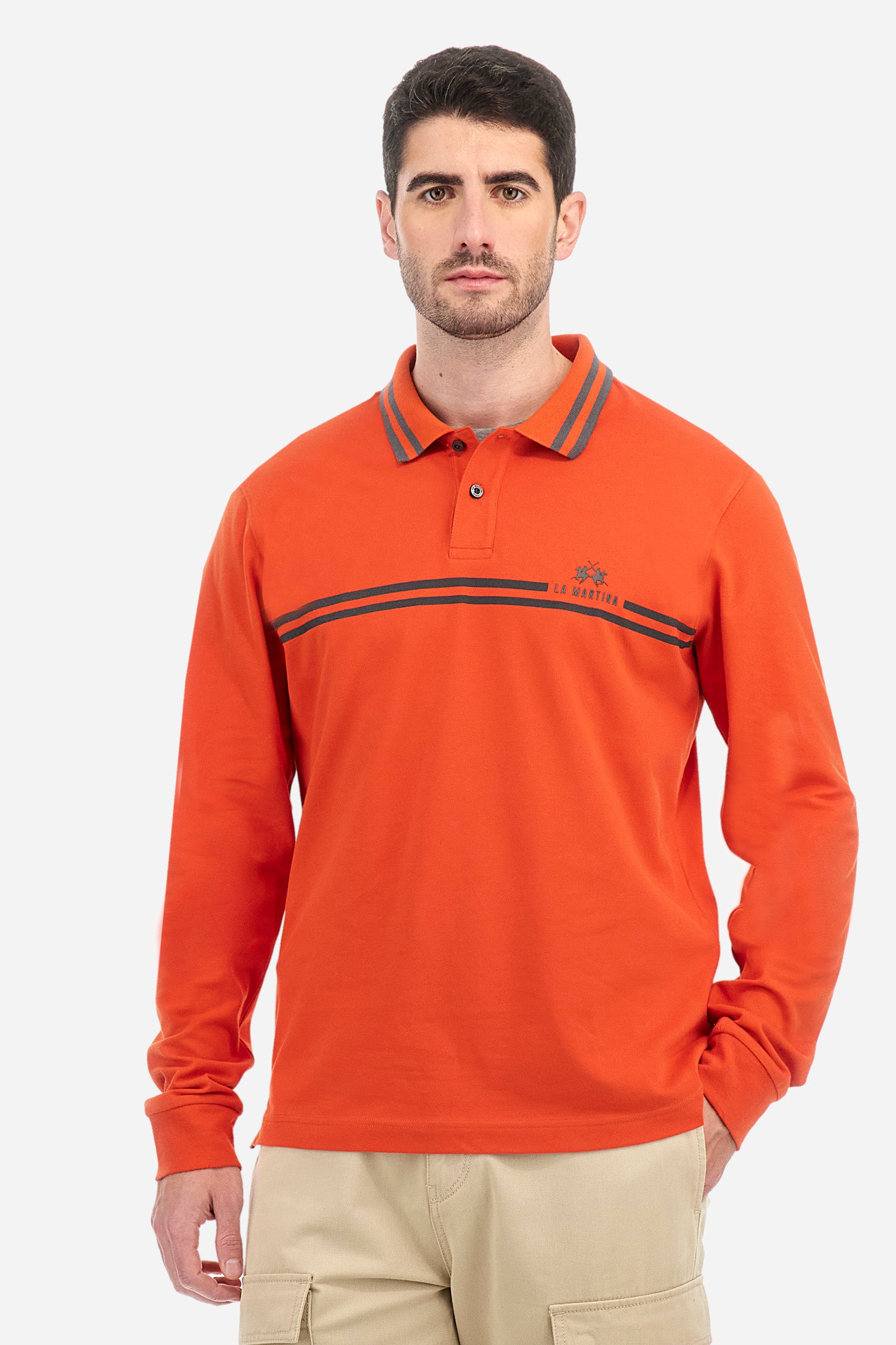 Men's long-sleeved polo shirt in plain stretch cotton. Two-button fastening. This garment is finished with contrasting stripes. Finished with the logo on the front. Regular fit. The model is wearing a size L. - Pureed Pumpkin