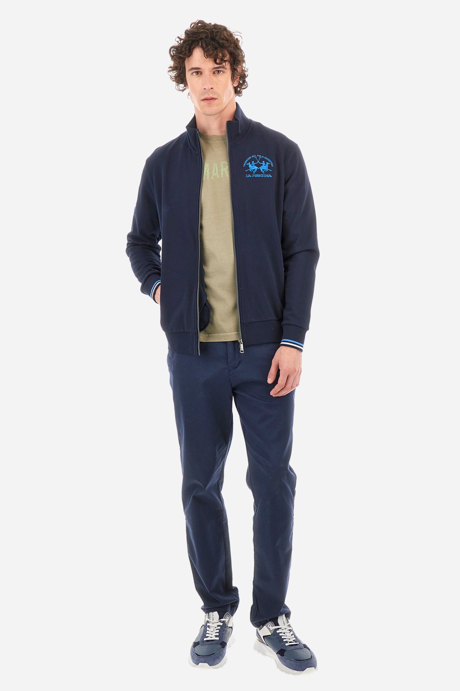 Men's short-sleeved T-shirt with a crew neck in a single colour. Made of 100% cotton. On the front we find the writing "La Martina". A small logo is embroidered tone-on-tone on one of the sleeves. Regular fit. The model wears a size L. - Vetiver