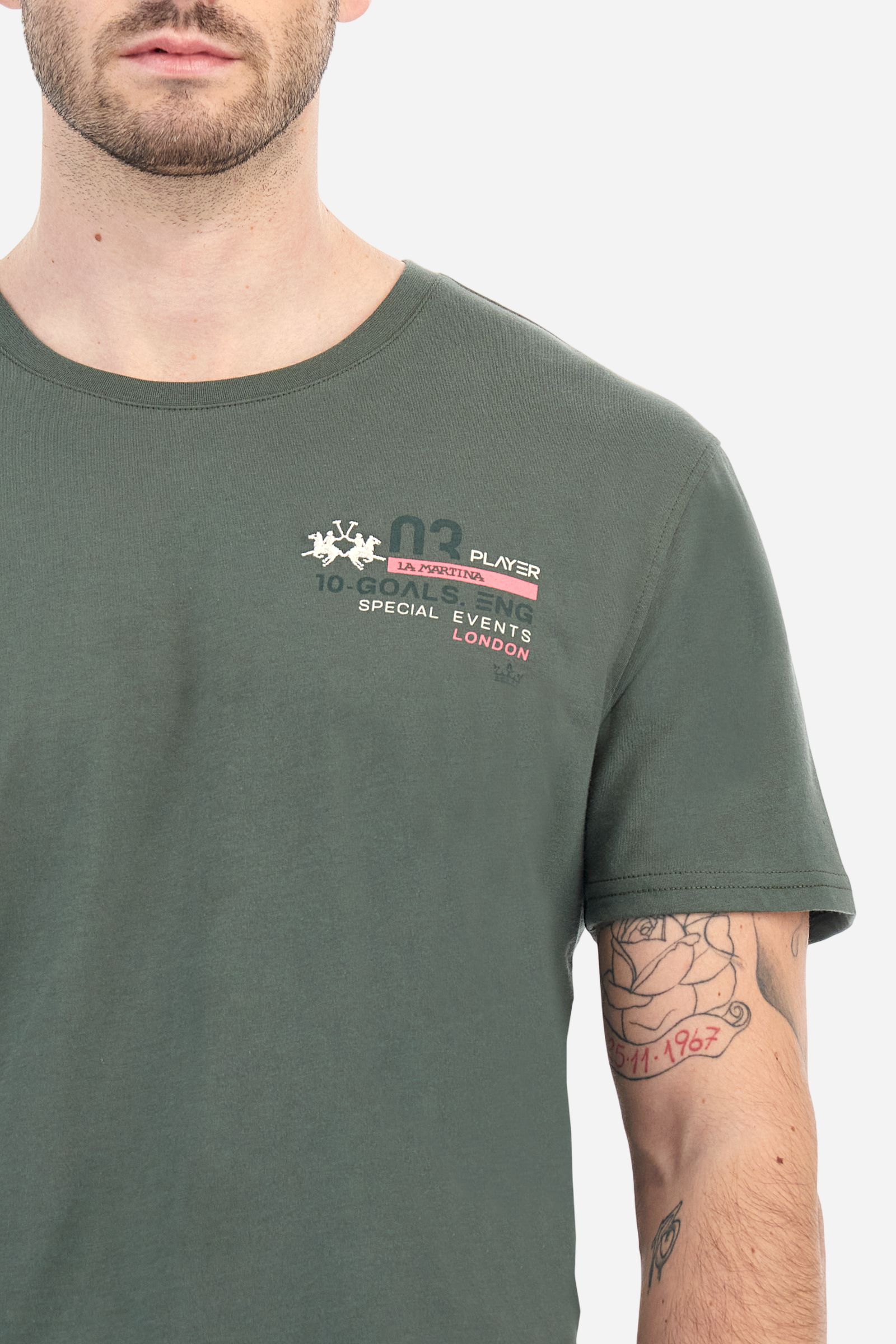 Single-colour short-sleeved men's T-shirt made of cotton jersey. Crew neck, with colour-contrasting jersey border inside. Mlticoloured lettering is printed on the chest, enriched by the embroidered brand logo. The graphics on the back are printed, while the number is a flocked transfer in a contrasting colour. On the right sleeve the small star detail is hand-embroidered with multi-coloured threads. The fit is regular. The model is wearing a size L. - Thyme