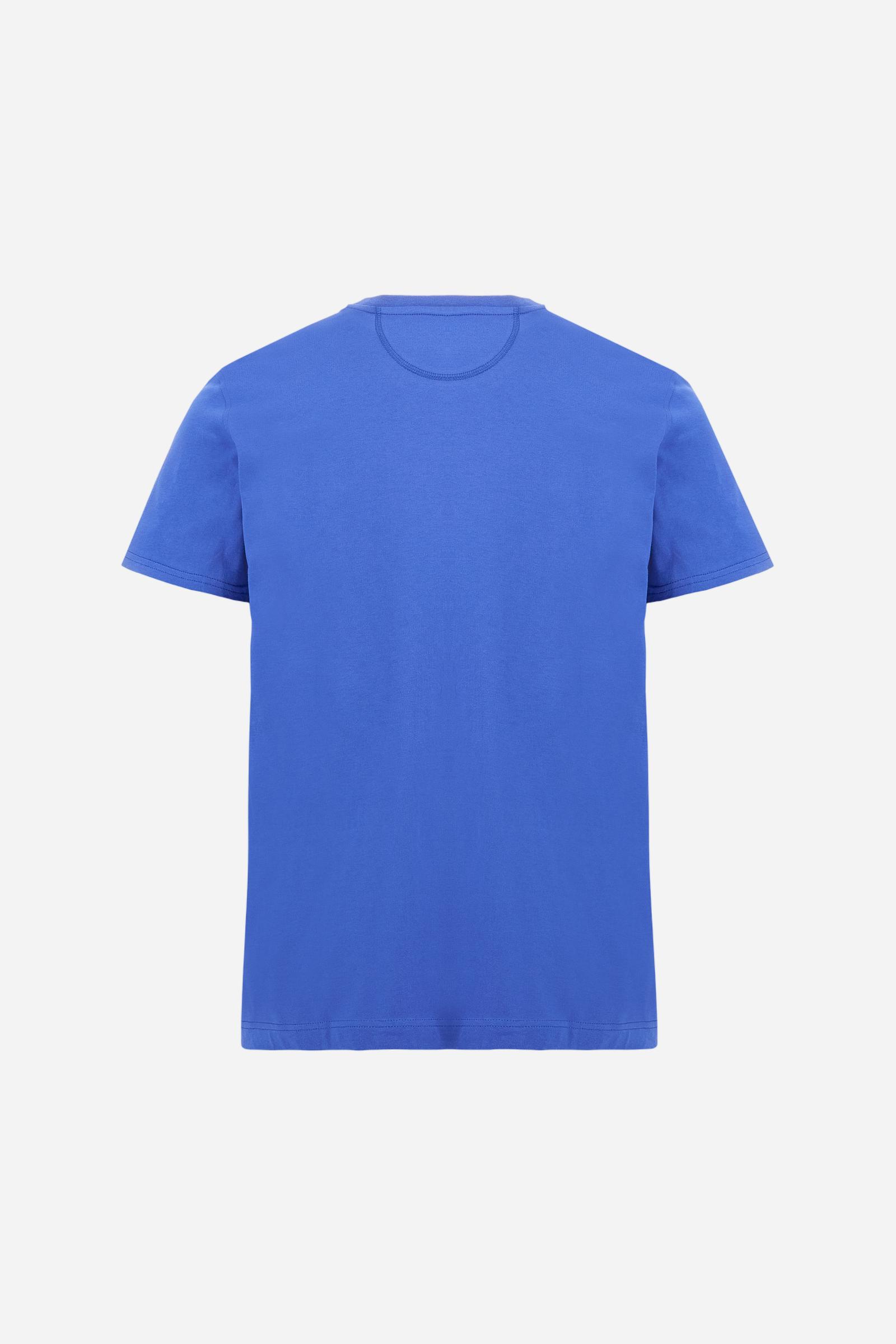 Men's solid color T-shirt, made of cotton jersey. Crew neck. The front features the La Martina text in print. The logo is embroidered on the front, in the center of the chest. The fit is regular. The model is wearing size L. - Dazzling Blue