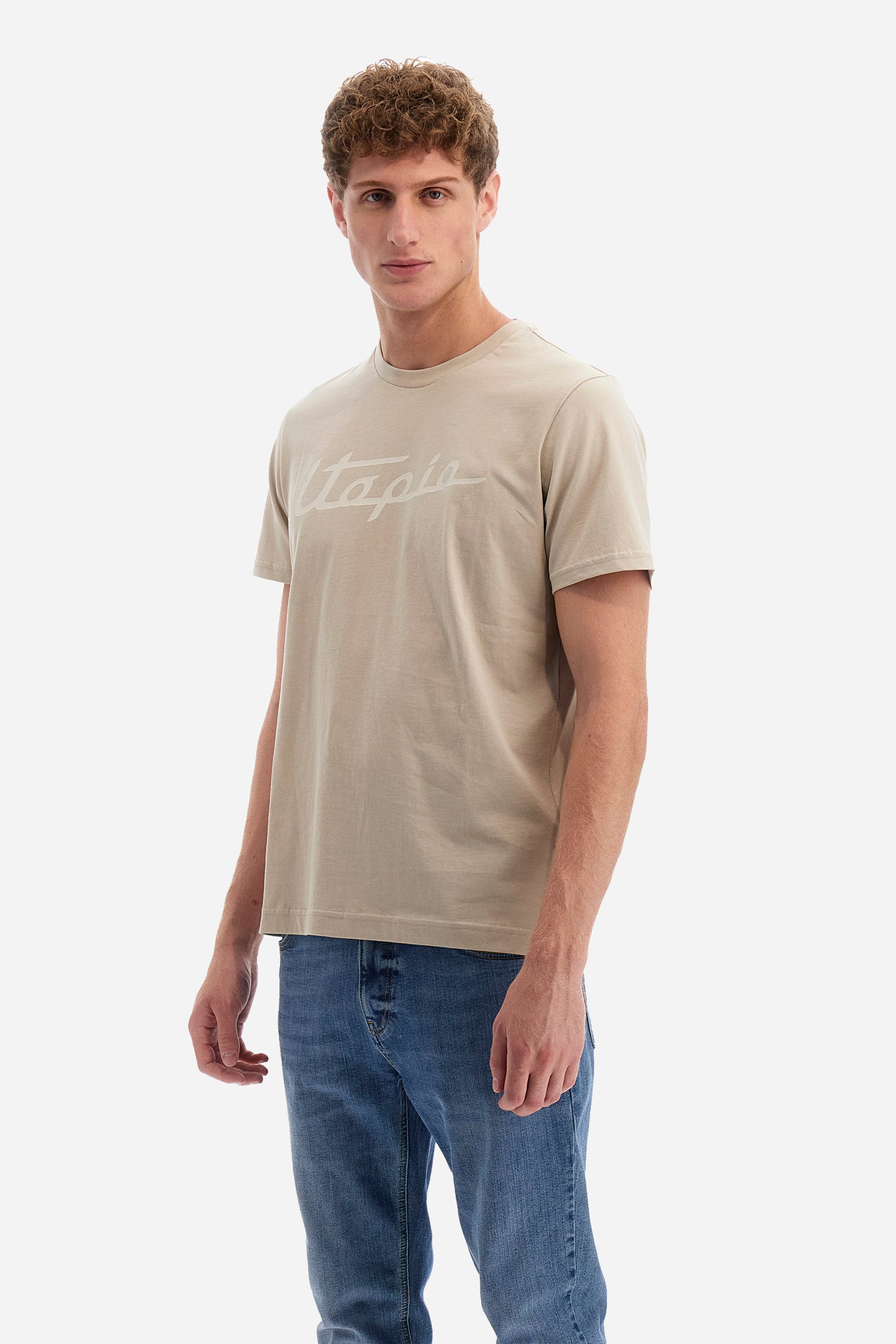 Men's short-sleeved T-shirt with a crew neck in a single colour. Made of 100% cotton. On the front we find the characteristic lettering of this line in collaboration with Pagani. A patch with the writing "La Martina" and "Pagani" is sewn on the back. Regular fit. The model wears a size L. - Rainy Day