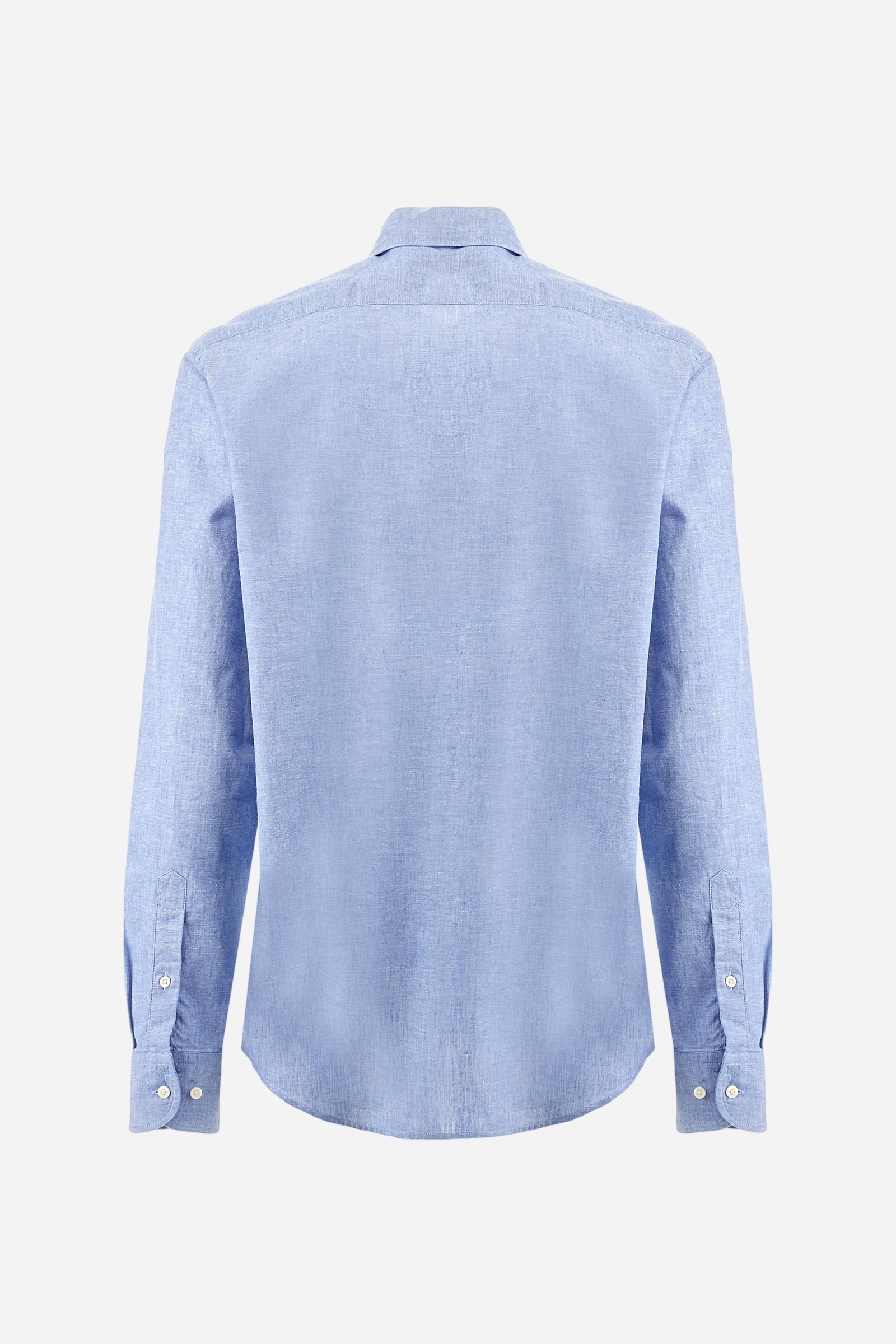 Men's plain long-sleeved shirt made from linen canvas. It features a button-down collar and a basic, traditional design, with woven labels at the bottom of the opening. The logo is embroidered on the chest, over the heart, in tone-on-tone thread. Regular fit. The model is wearing a size L. - Cornflower blue