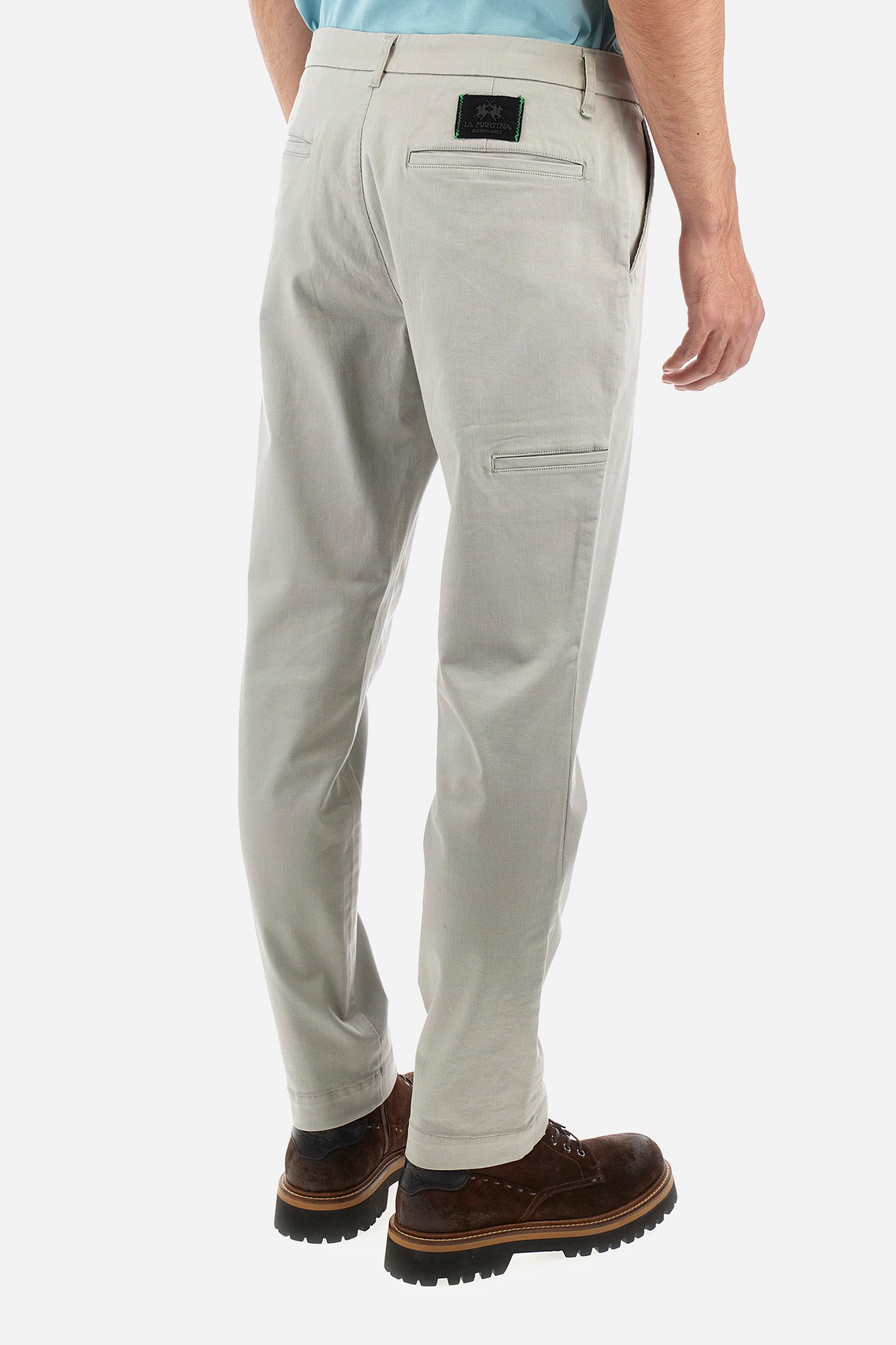Men's single-colour chinos in stretch cotton. With belt loops, zip and button fastening. There are two functional front pockets, two rear pockets and two further pockets on the sides of the trousers. The logo is sewn on the back. The fit is regular. The model wears a size 33. - Pussywillow Grey