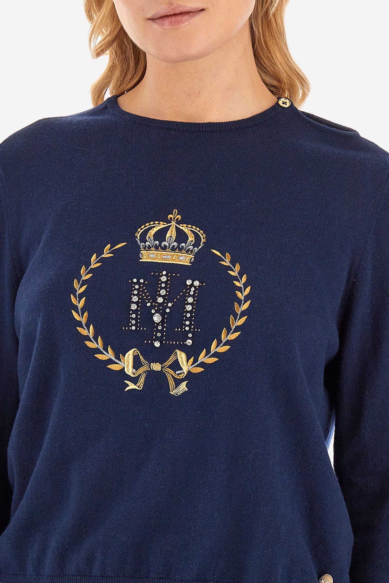 Women’s crew neck sweater made of cashmere blended yarns. With long sleeves and a regular fit to fit all silhouettes. The solid color has a gold contrast embroidery on the front of the England line making the garment original and unique. The small La Martina logo is applied on two buttons, one on the crew neck, and one on the waist. Ideal garment to give a touch of sophistication to winter outfits. The model is 174 cm tall and wears a size 2. - Navy