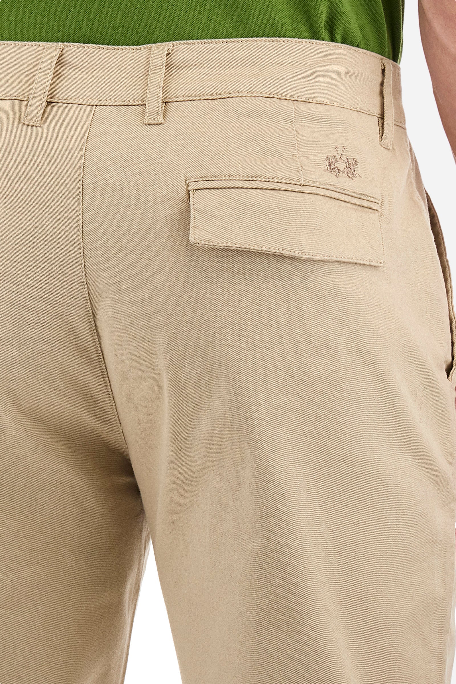 Men's single-colour chinos in elasticated cotton. With belt loops, zip and button fastening. There are two open front pockets and two closed back pockets. The logo is embroidered on the back. The fit is regular. The model wears a size 33. - Tidal Foam