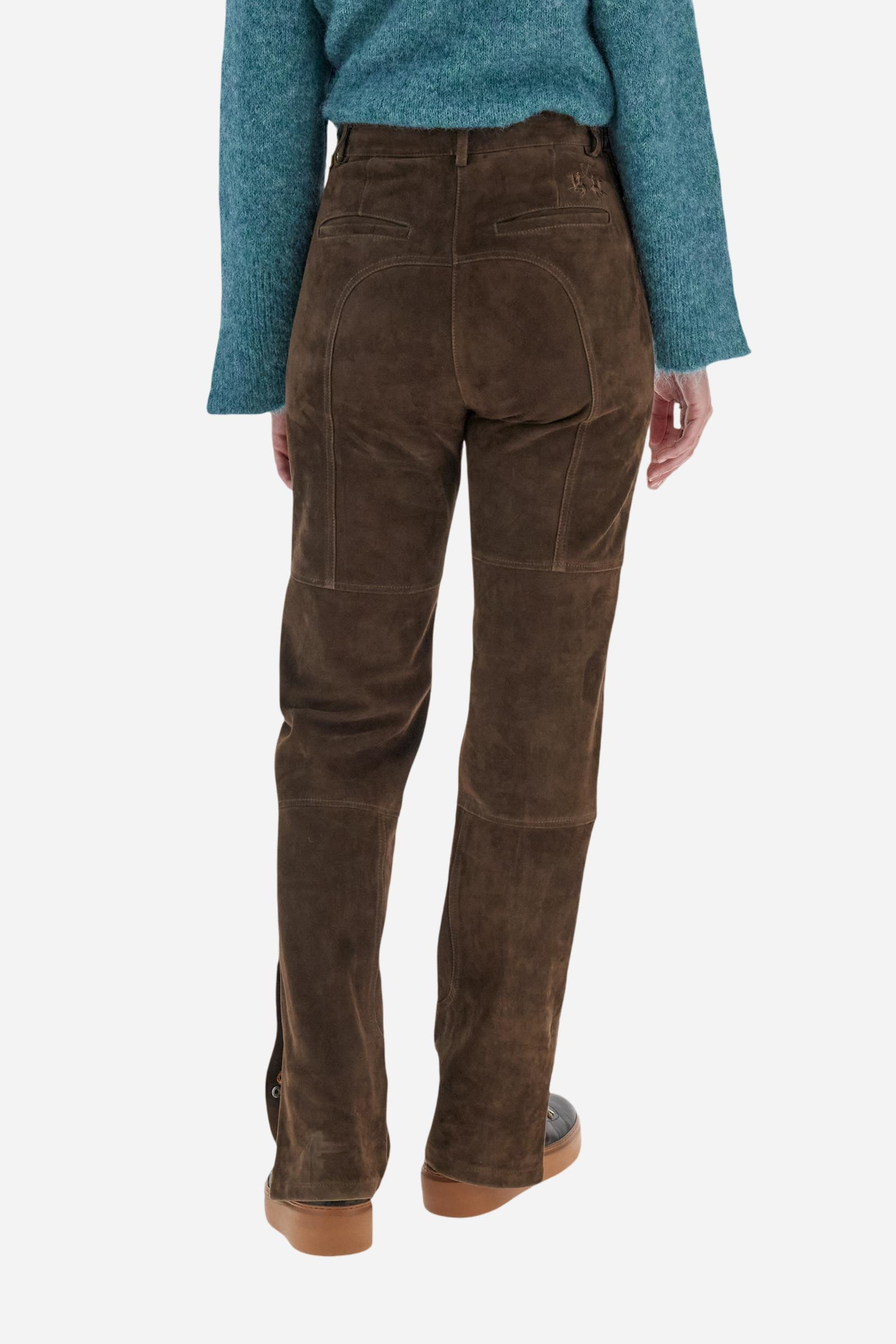 Women’s long trousers in soft suede with metal zip and personalised button closure. Vertical front zip pockets and snap buttons at the hem to customise the opening. Tone-on-tone embroidered logo above the back pocket. Straight fit with relaxed leg enhancing the silhouette without constraining it. The model wears size L. - Java