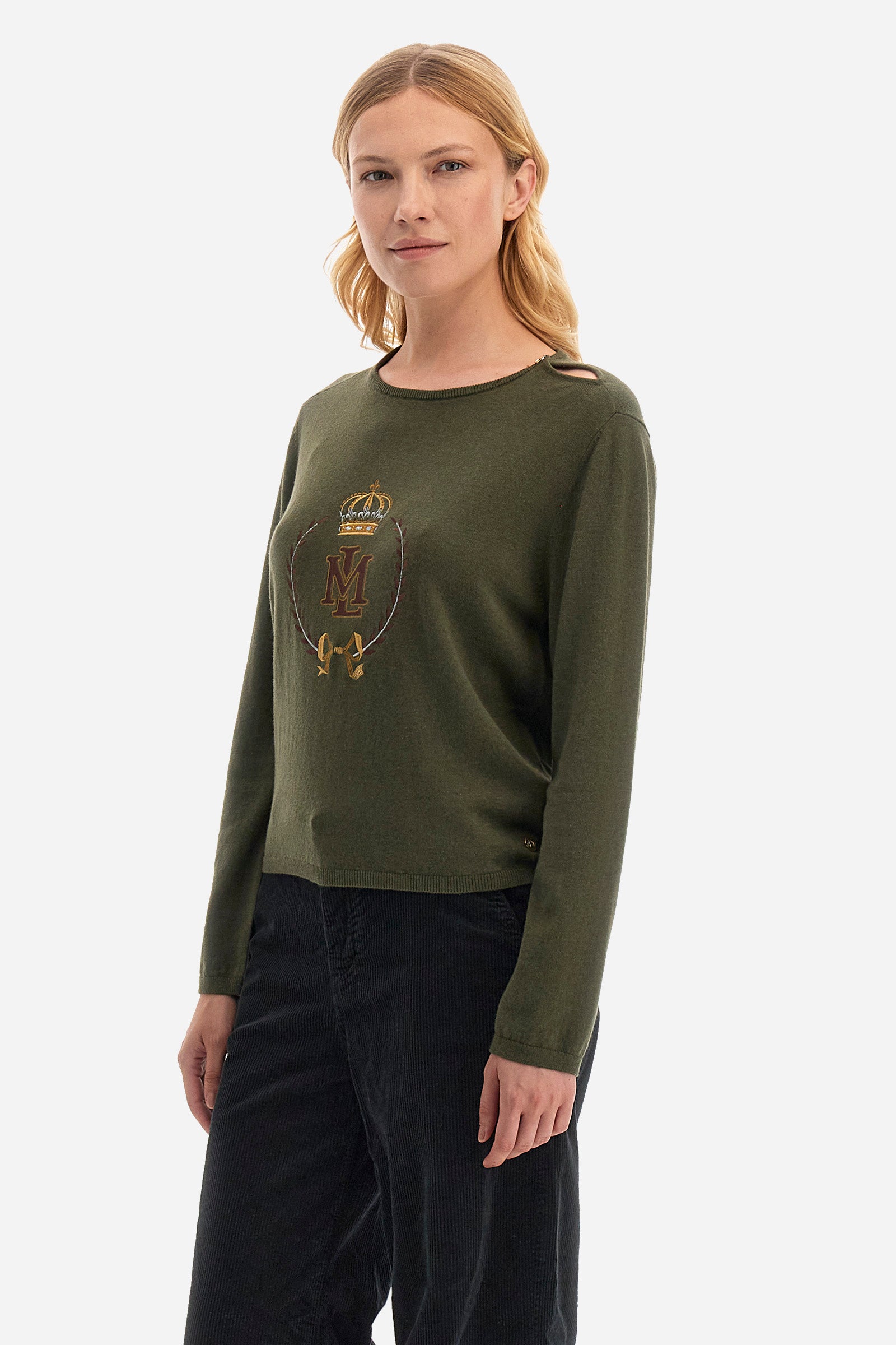 Women’s crew neck sweater made of cashmere blended yarns. With long sleeves and a regular fit to fit all silhouettes. The solid color has a gold contrast embroidery on the front of the England line making the garment original and unique. The small La Martina logo is applied on two buttons, one on the crew neck, and one on the waist. Ideal garment to give a touch of sophistication to winter outfits. The model is 174 cm tall and wears a size 2. - Ivy Green