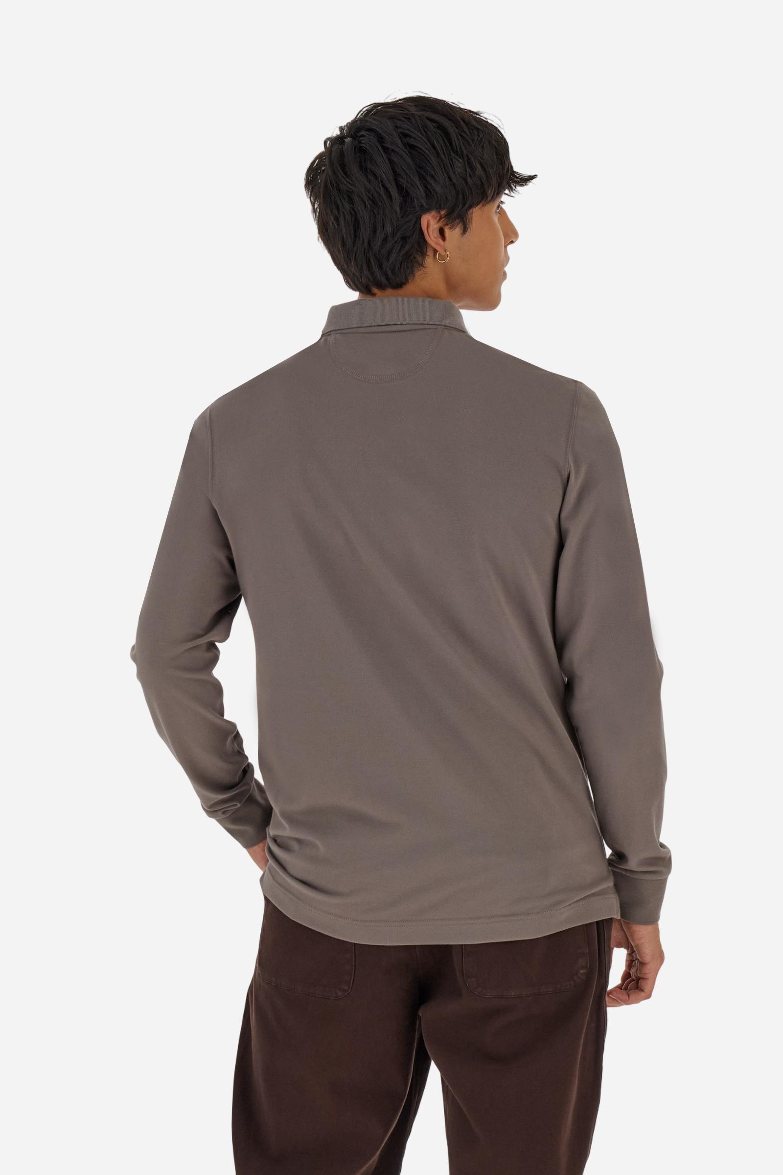 Men’s long-sleeve polo in high-quality stretch cotton piqué for comfort and flexibility. Tone-on-tone ribbed collar with contrast gabardine undercollar embroidered with the brand’s iconic lettering, revealed when the collar is lifted. Contrast embroidered logo on the chest. Slim fit, offering a modern silhouette that enhances the body while ensuring freedom of movement. Model wears size L. - Falcon