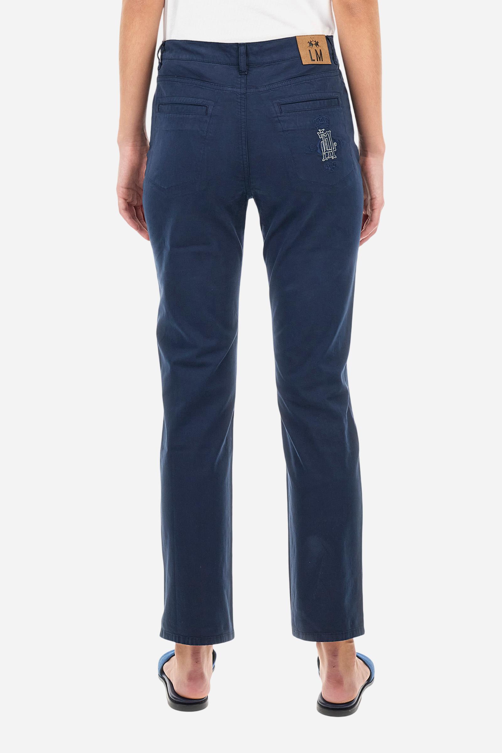 Women's single-colour flared trousers in cotton twill. Zip and metal button fastening. Five-pocket model. Square front pockets. Strap with belt loops. The back pockets have a horizontal welt opening. Visible from the outside thanks to the stitching detail that imitates traditional denim pockets. The right pocket features embroidery in a colour-contrasting thread. On the back of the strap is an eco-suede backstrap with hot stamping. The fit is regular. The model wears a size 26. - Navy