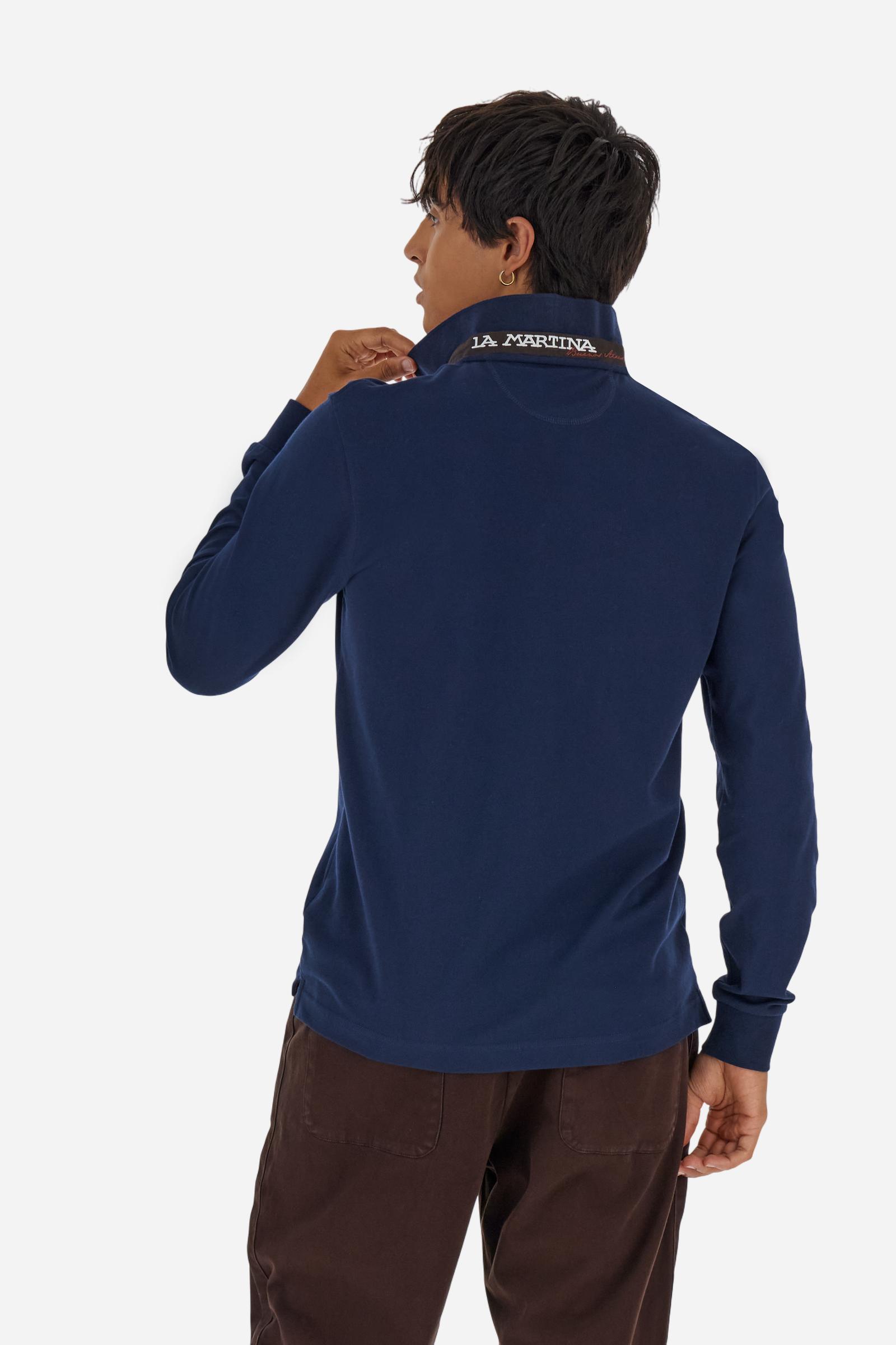 Men’s long-sleeve polo in high-quality stretch cotton piqué for comfort and flexibility. Tone-on-tone ribbed collar with contrast gabardine undercollar embroidered with the brand’s iconic lettering, revealed when the collar is lifted. Contrast embroidered logo on the chest. Slim fit, offering a modern silhouette that enhances the body while ensuring freedom of movement. Model wears size L. - Navy