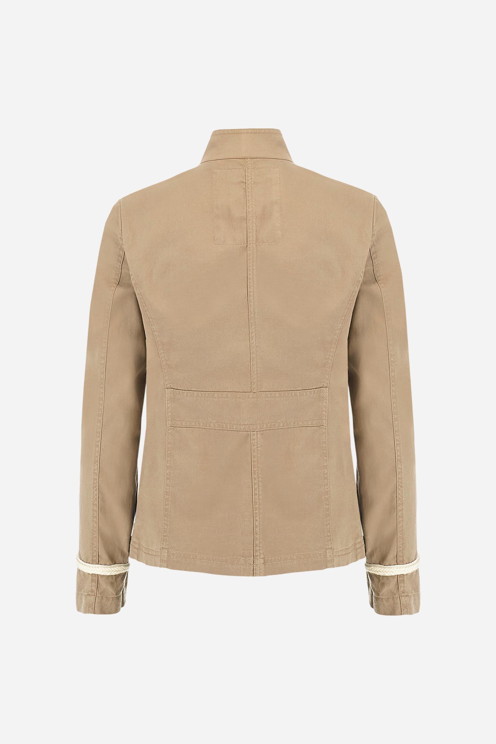 Women's long-sleeved safari jacket in a single colour, made of a cotton-modal blend drill.The front fastens with 5 metal buttons with heraldic motif. The front pockets are applied. Decorative braid-patterned trimmings are applied to the cuffs. The tone-in-tone logo graphic is embroidered on the left sleeve. Regular fit. The model is wearing a size 40. - Silver Lining