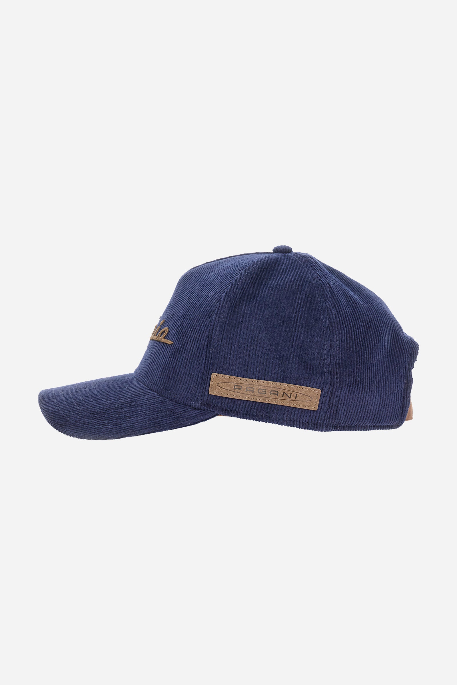 Unisex plain baseball cap with a visor, made from 100% cotton. Capsule collection in collaboration with Pagani. The lettering representing the collection appears on the front of the accessory. Adjustable fastening. - Navy