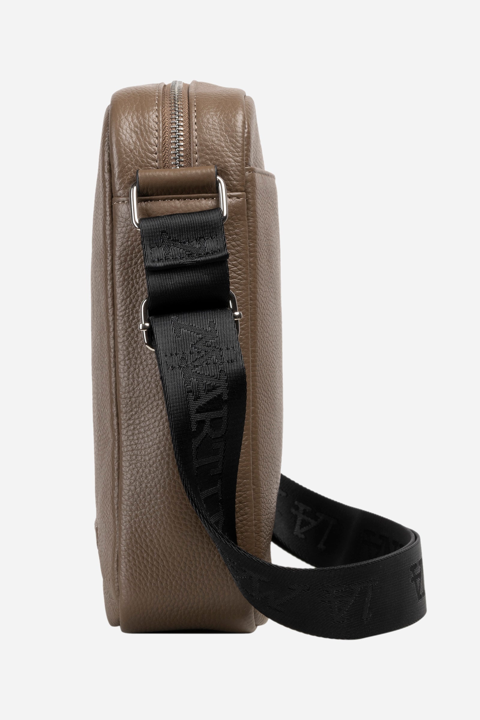 Single-colour men's crossbody bag, made from 100% leather. Featuring a zip fastening and adjustable shoulder strap. Inside there are two pockets: one open and one with a zip. The words 'La Martina' are embossed on the front. Dimensions (width x depth x height) 22x27x7cm. - Taupe Gray