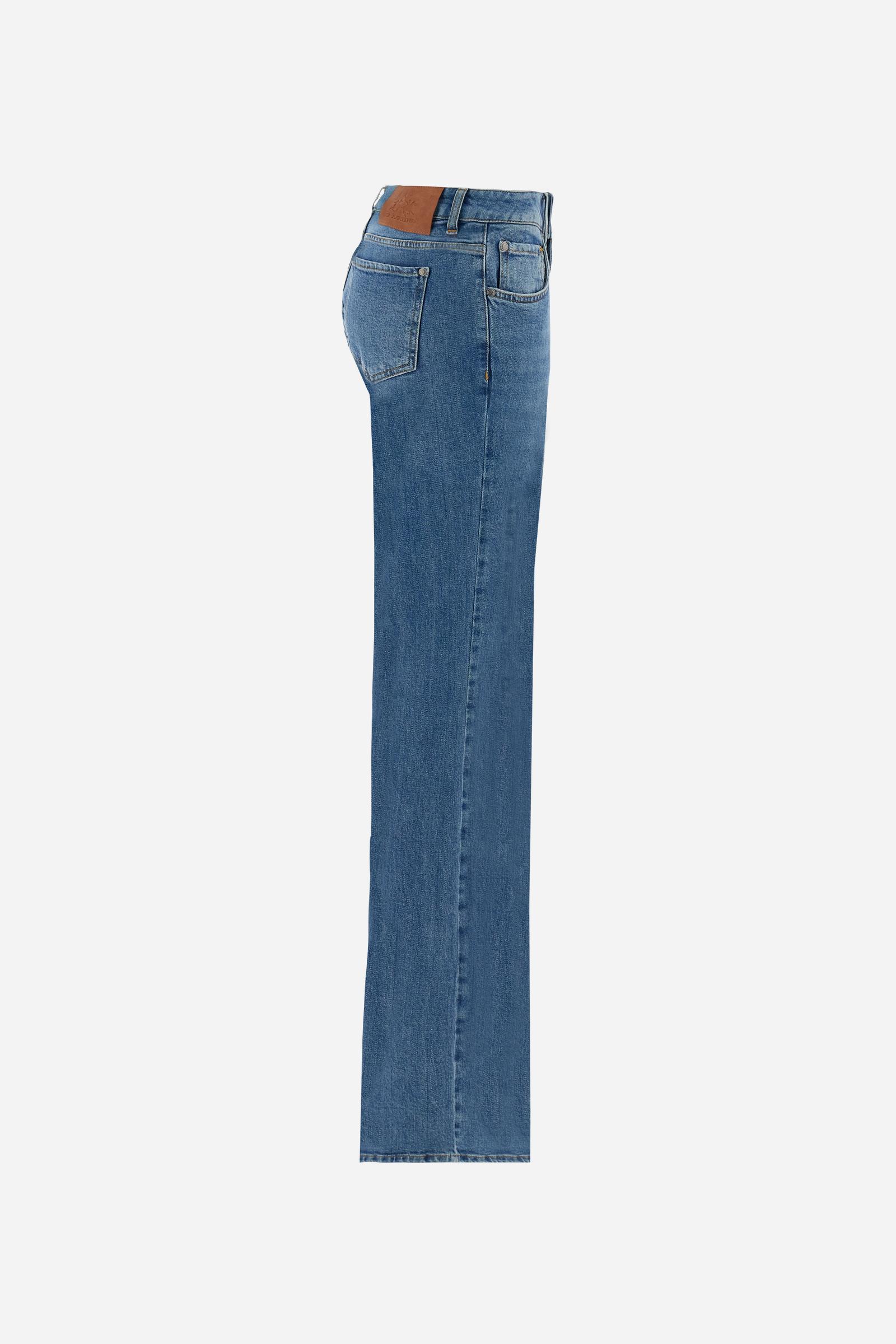 Women's stretch denim jeans. Classic 5-pocket style with regular fit and cigarette legs. The jacron label is applied to the back of the waistband, where the brand logo appears. The model is wearing a size 28. - Medium Indigo Denim