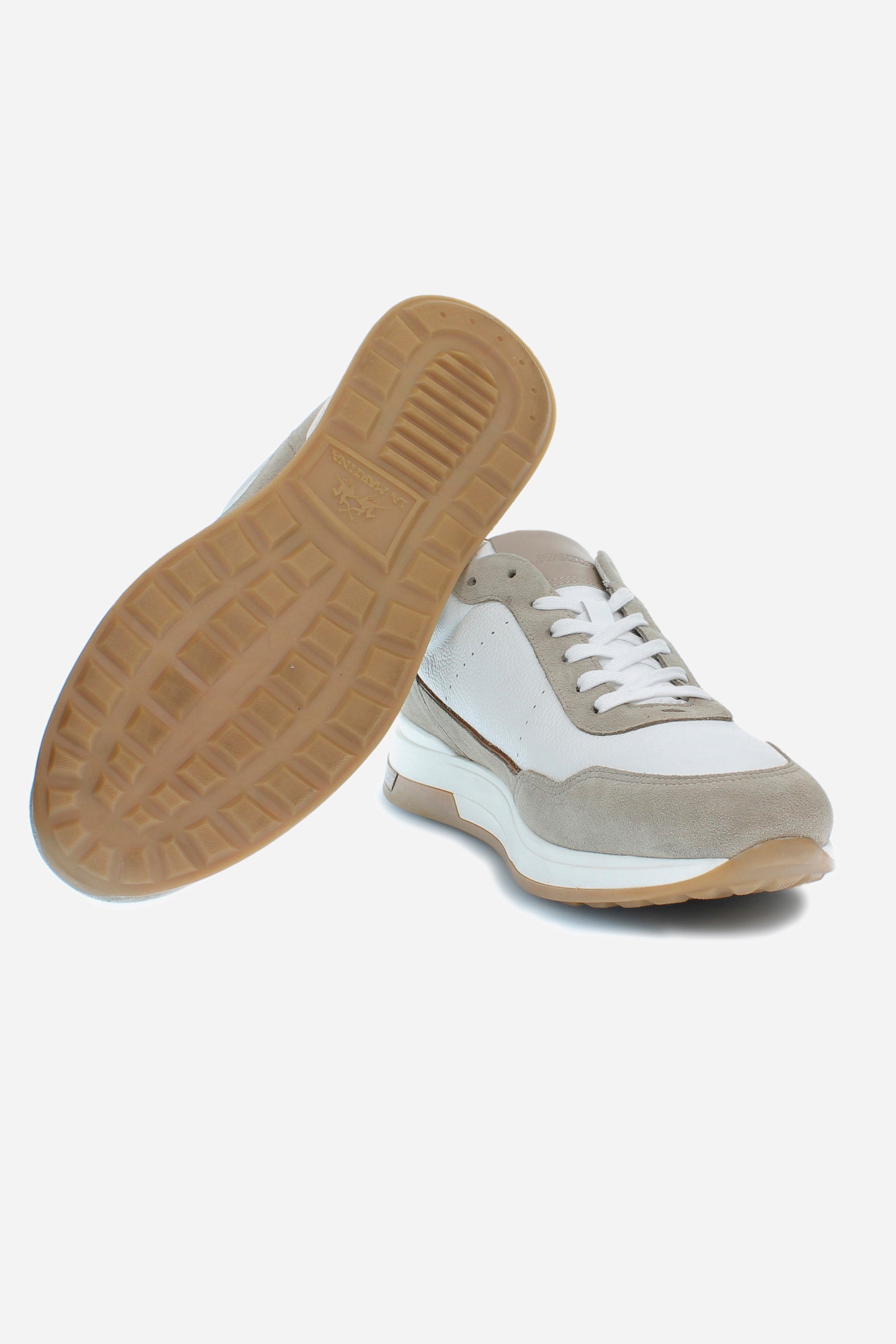 Model made from a mix of natural tumbled leather and suede, featuring contrasting inserts that enhance the design. The leather trim under the logo on the side adds a distinctive touch, while the high-frequency La Martina logo decorates the side. The tumbled leather further embellishes the shoe, and the La Martina writing is embossed on the tongue. The custom footbed ensures a comfortable, tailored fit. - BEIGE/WHITE