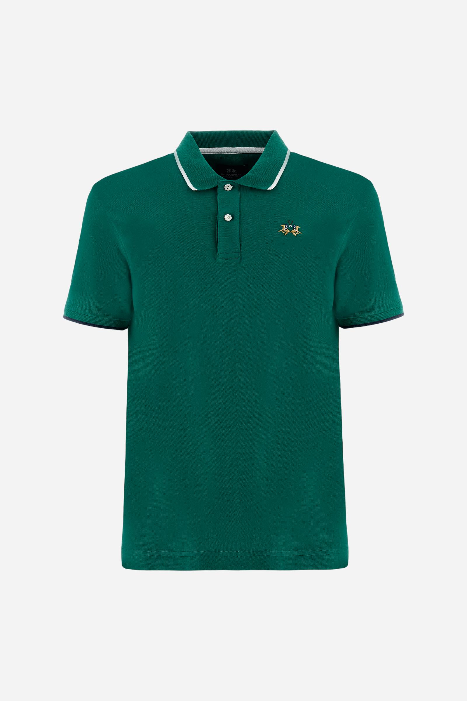 Short-sleeved, single-colour men's polo shirt made of stretch cotton piqué. Fastens with two buttons. The collar and cuffs are ribbed, and there is a colour-contrasting trim at the bottom of the collar. Inside the collar there is a grosgrain ribbon of a different shade. The logo is embroidered on the chest in a contrasting colour. The fit is slim. The model is wearing a size L. - Evergreen