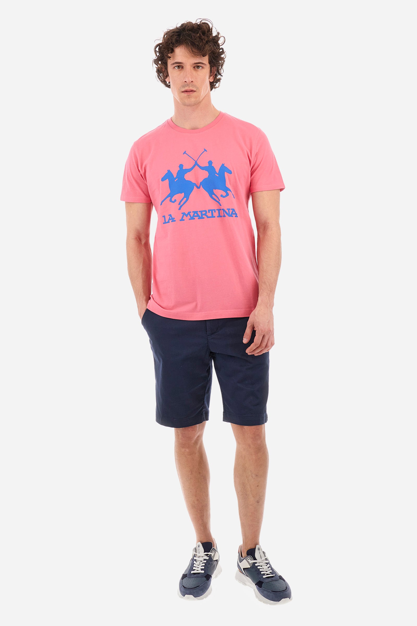 Men's short-sleeved T-shirt with a crew neck in a single colour. Made of 100% cotton. A large logo and the words "La Martina" are printed in contrast on the front. Regular fit. The model wears a size L. - Hot Pink