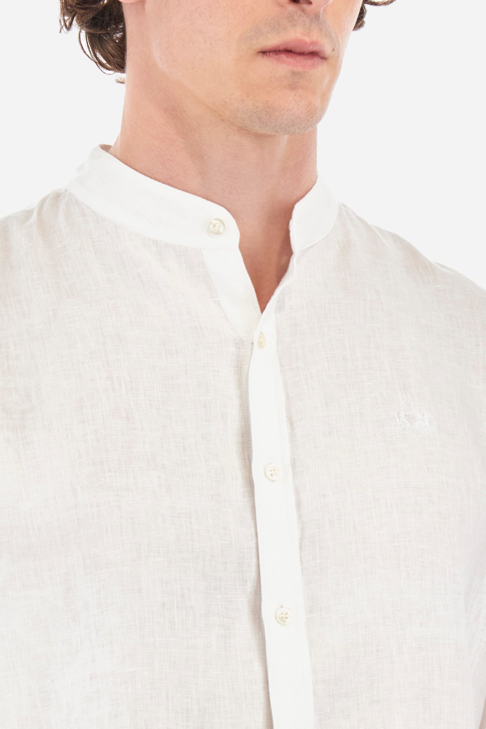 Men's single-colour long-sleeved shirt in 100% linen. Mandarin collar. With buttoned cuffs. Featuring a small embroidered logo on the front. The fit is regular. The model wears a size L. - Optic White
