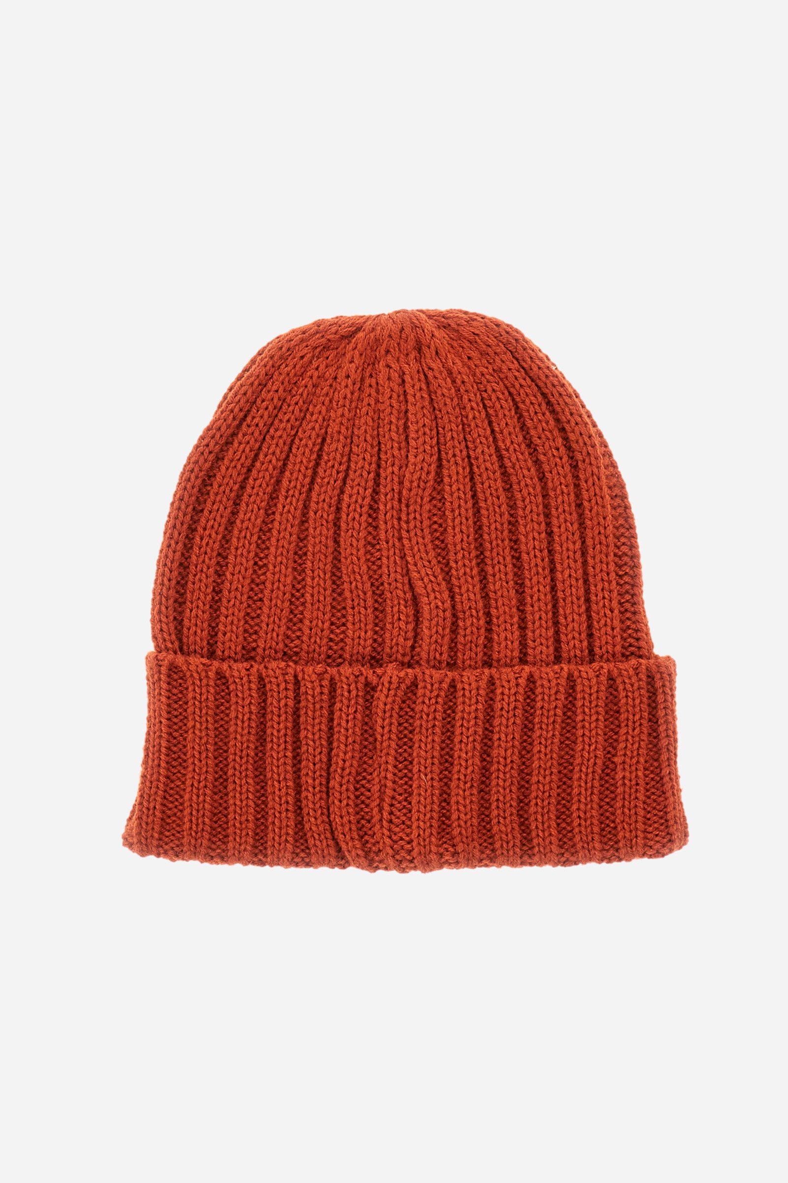 This unisex beanie is made from a high-quality polylana yarn and is available in solid colours for a simple and elegant look. The patch logo on the front gives a touch of originality and uniqueness to the accessory. Perfect for those who want to protect their heads from the cold in a subtle and sophisticated way. - Cinnabar