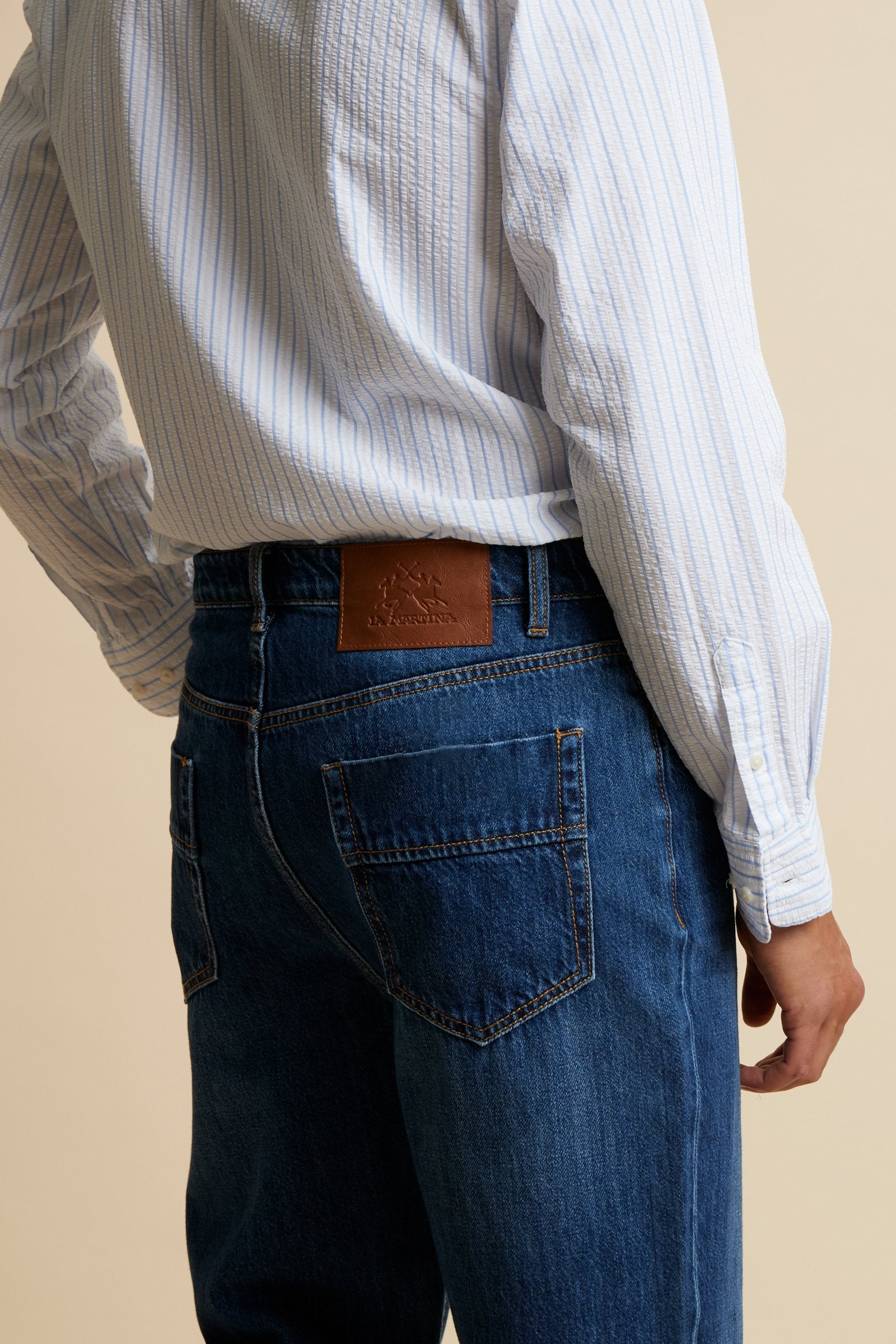 Men’s jeans in medium wash denim contemporary fit in cotton – Connell