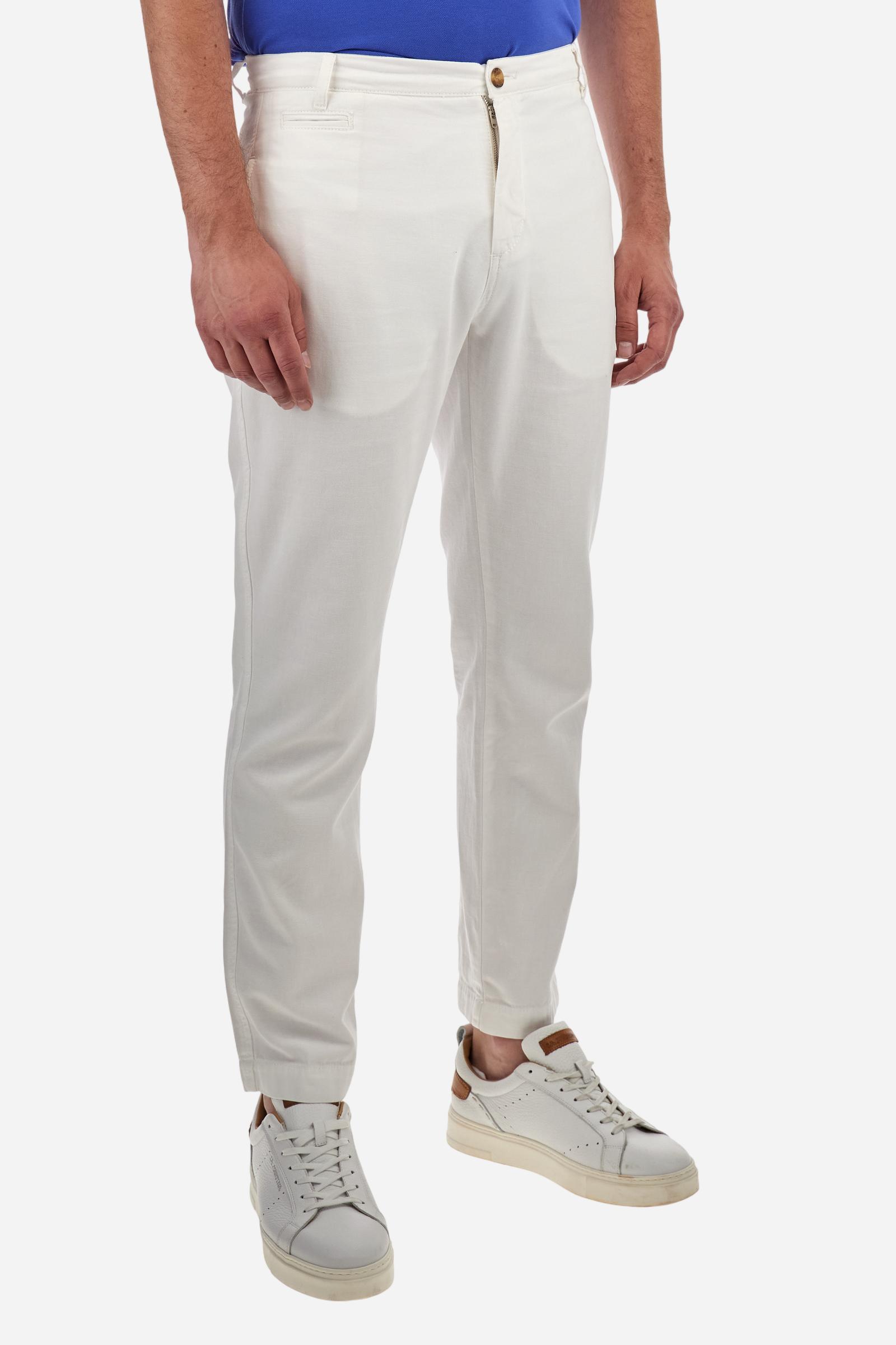 Single-colour men's chino trousers made of cotton and linen canvas. Straight leg. Zip fastening and faux horn button. The side pockets are inserted in the side and on the front, at the right, under the strap, there is a small coin pocket. The back pockets are double-welted and fasten with a visible faux horn button. The logo is present on a fabric patch sewn on the back. Regular fit. The model is wearing a size 33. - Optic White