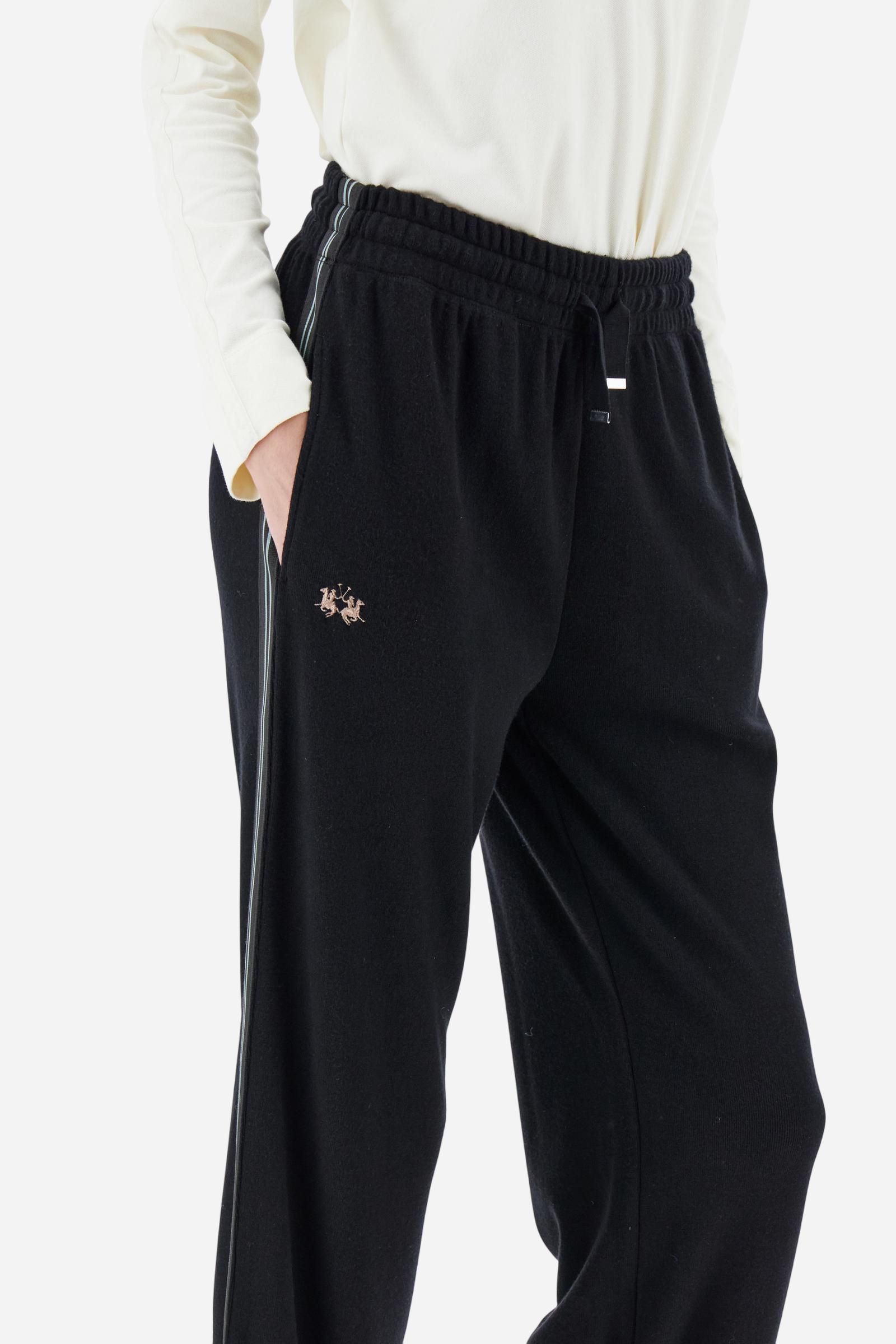 Women’s pants made of viscose-blend interlock fleece, soft and luxurious on the skin. Elastic waistband with adjustable drawstring ensures optimal comfort. Side pockets and bicolor striped tape along the sides complete the design. A small tonal embroidered logo enriches the front. Straight leg with slightly flared hem for a feminine, elegant twist in athleisure style. Model wears size 2. - Black